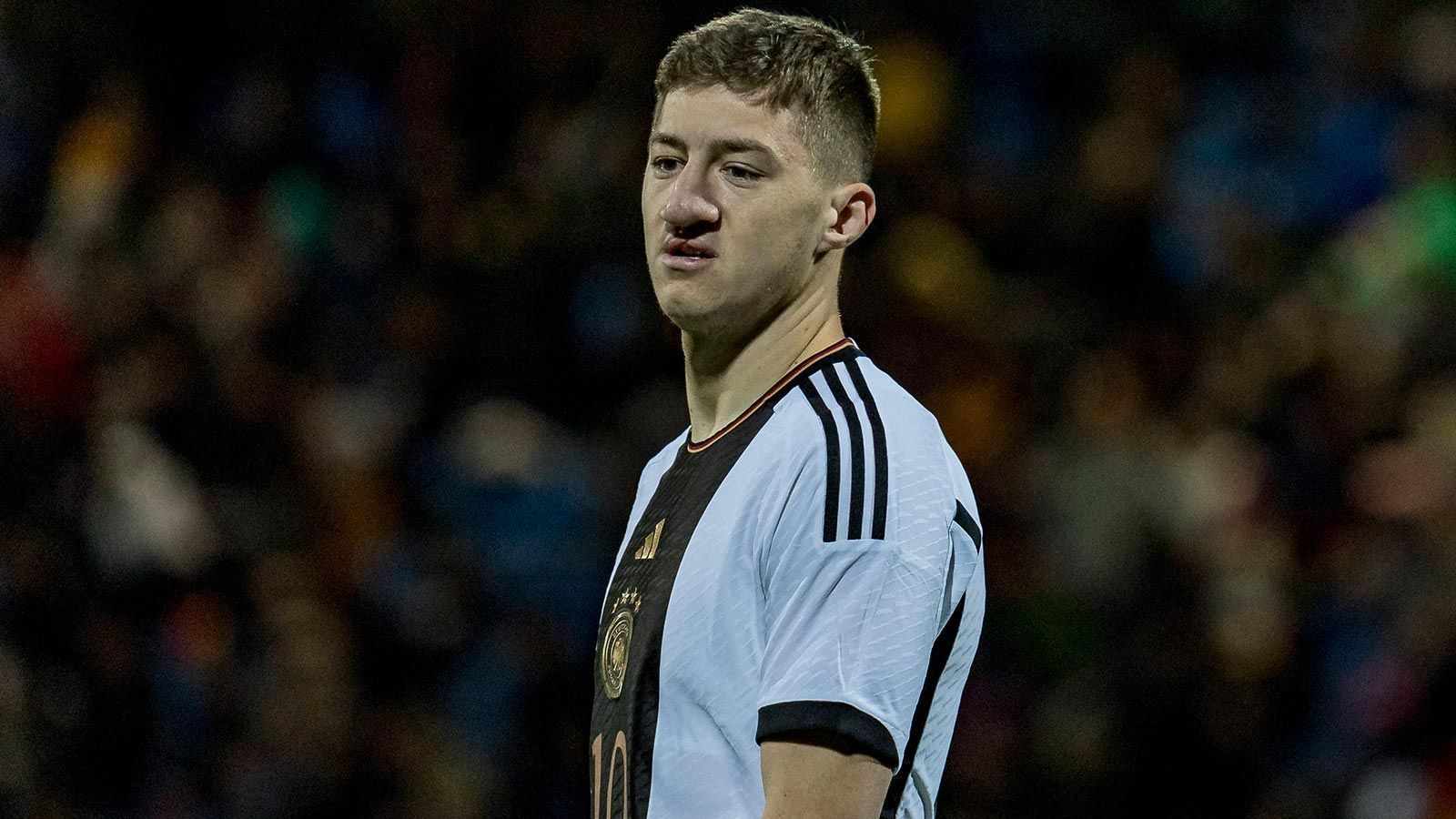 
                <strong>Angelo Stiller</strong><br>
                Der Hoffenheimer Angelo Stiller übernimmt die ihm zugedachte Führungsrolle über weite Strecken sehr gut und setzt beim U21-EM-Auftakt auch spielerische Highlights. So bereitet Stiller per Freistoß den 1:1-Ausgleich vor, ebenso die Großchance von Moukoko in der 54. Minute, die der Dortmunder allerdings anschließend vergibt. ran-Note: 3
              