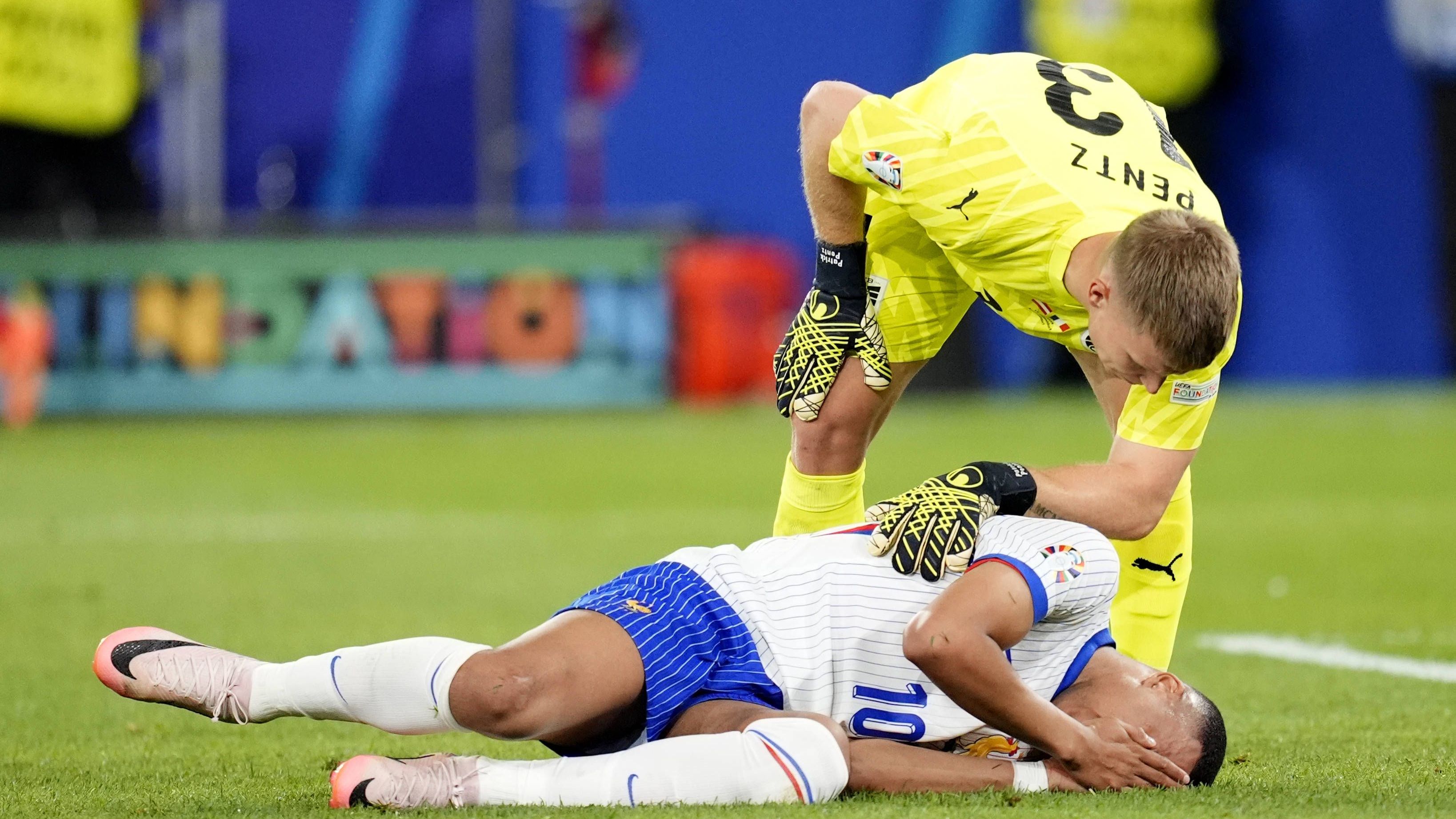 <strong>Schock für Frankreich</strong><br>Anschließend ein großer Schockmoment für die Franzosen: Mbappe liegt verletzt am Boden. Nach einem Zusammenstoß musste er mit blutiger Nase vom Platz.