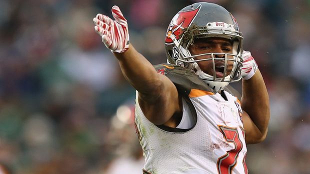 
                <strong>Doug Martin (Tampa Bay Buccaneers)</strong><br>
                Doug Martin, Running Back (Tampa Bay Buccaneers): Nach der enttäuschenden Vorsaison ist der Running Back wieder in Topform, knüpft an die großartigen Leistungen seiner Rookie-Saison an. Mit 1133 Yards liegt nur Adrian Peterson vor ihm. Einziges Problem: Der Erstrunden-Pick von 2012 erzielt nicht mehr so viele Touchdowns, denn die kurzen Runs vor der Endzone übernimmt meist Quarterback Jameis Winston selbst.
              