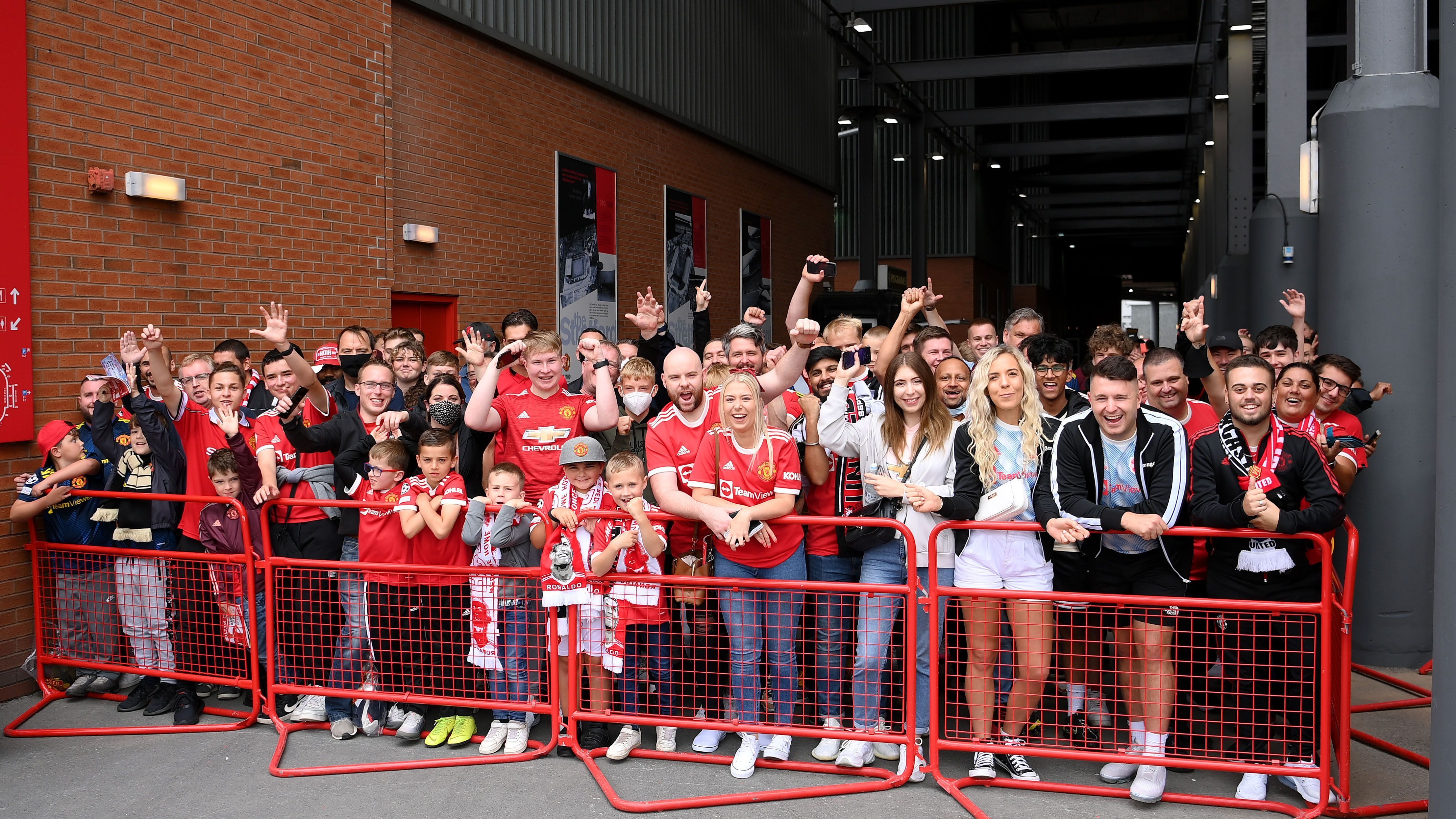 
                <strong>Stunden vor Anpfiff: Fans warten vor dem Stadion</strong><br>
                Normalerweise halten sich die Engländer gerne so lange wie möglich in den umliegenden Pubs auf. Der Weg zum Stadion wird erst kurz vor Anpfiff angetreten. Manchmal kommt man auch später. Ganz anders beim CR7-Comeback. Bereits Stunden vor Spielbeginn warten hunderte Fans auf den Mannschaftsbus und empfangen ihren Held mit lautstarkem Jubel. 
              