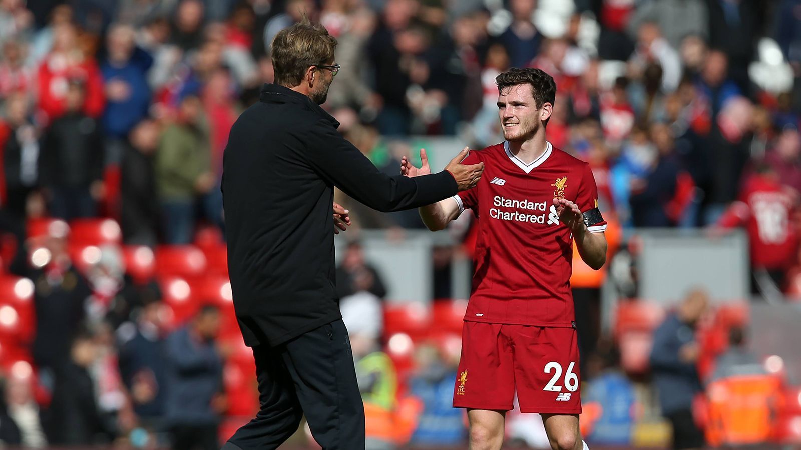 
                <strong>Andrew Robertson (FC Liverpool)</strong><br>
                Wo kommt der denn her? 2017 will Klopp einen Linksverteidiger von Hull City. Jetzt - drei Jahre später - ist Robertson unantastbar auf der linken Abwehrseite. Wieder einmal der Beweis: Klopp kann nicht nur teure Spieler kaufen, er schafft es immer noch, unbekanntere Spieler zu Topstars zu entwickeln.
              