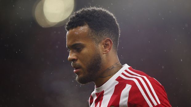 
                <strong>Abwehr - Ryan Bertrand</strong><br>
                Abwehr - Ryan Bertrand: Nicht Christian Fuchs, sondern Ryan Bertrand hat es als Linksverteidiger in die Elf von John Terry geschafft. Der Abwehrmann vom FC Southampton spielt eine sehr souveräne Saison bei den Saints. Nach seiner Knie-OP zu Beginn der Saison stand auch er in jedem Spiel über 90 Minuten auf dem Rasen. Drei Torvorlagen hat das ehemalige Chelsea Talent zudem gemacht.
              