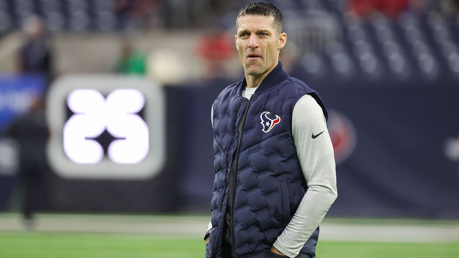 
                <strong>Houston Texans</strong><br>
                &#x2022; Head Coach: DeMeco Ryans <br>&#x2022; Offensive Coordinator: Bobby Slowik <br>&#x2022; Defensive Coordinator: Matt Burke<br>&#x2022; Special Teams Coordinator: Frank Ross <br>&#x2022; General Manager: Nick Caserio (im Bild)<br>
              