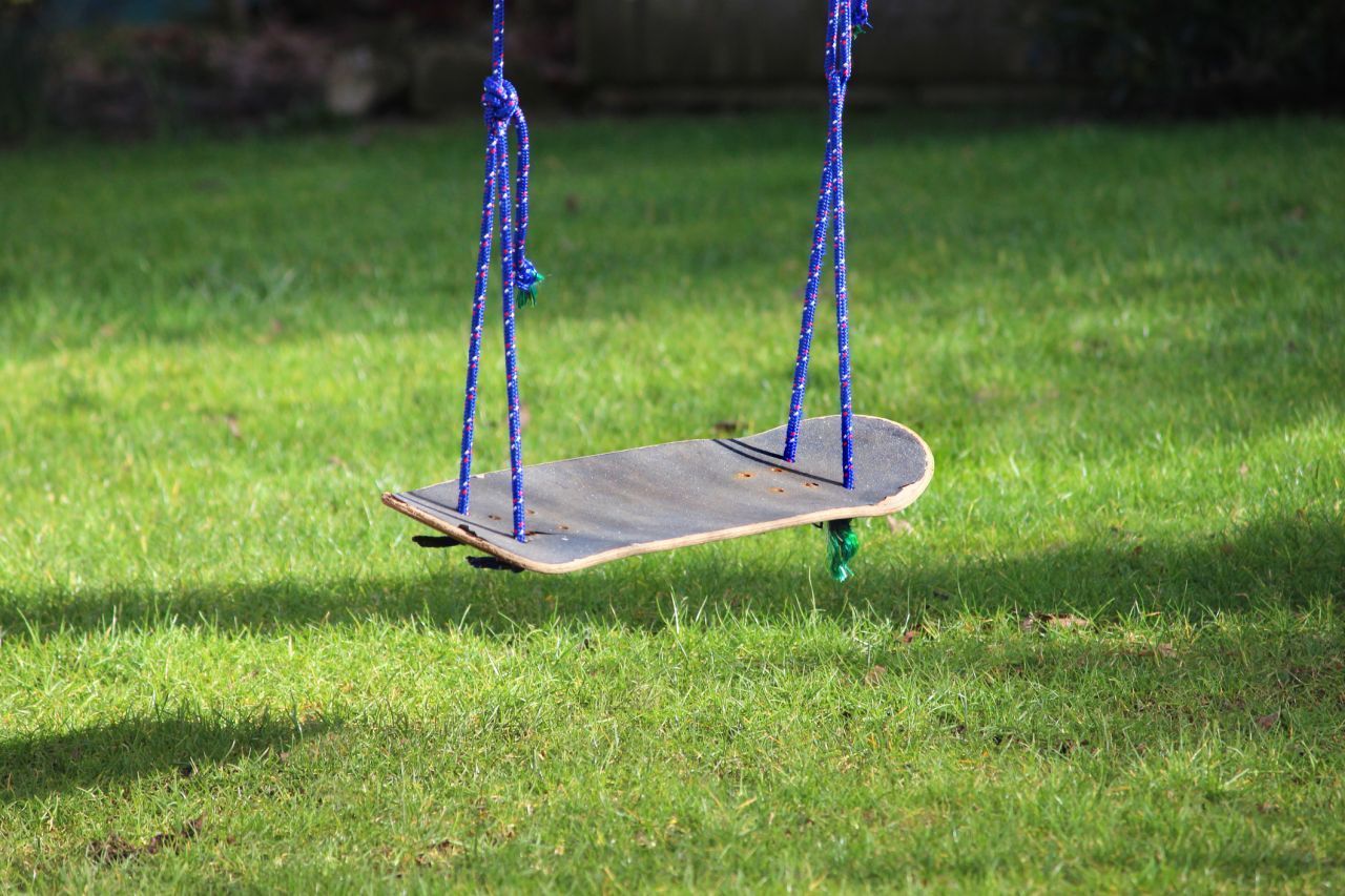 Upcycling: Schaukeln auf einem gebrauchten Skateboard.