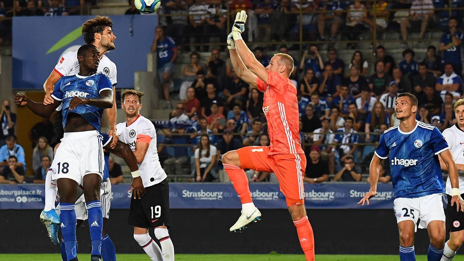 
                <strong>Einzelkritik Eintracht Frankfurt</strong><br>
                Eintracht Frankfurt hat im Hinspiel der Europa League Playoffs eine Niederlage einstecken müssen. ran.de hat die Leistung der Eintracht ganz genau unter die Lupe genommen.
              