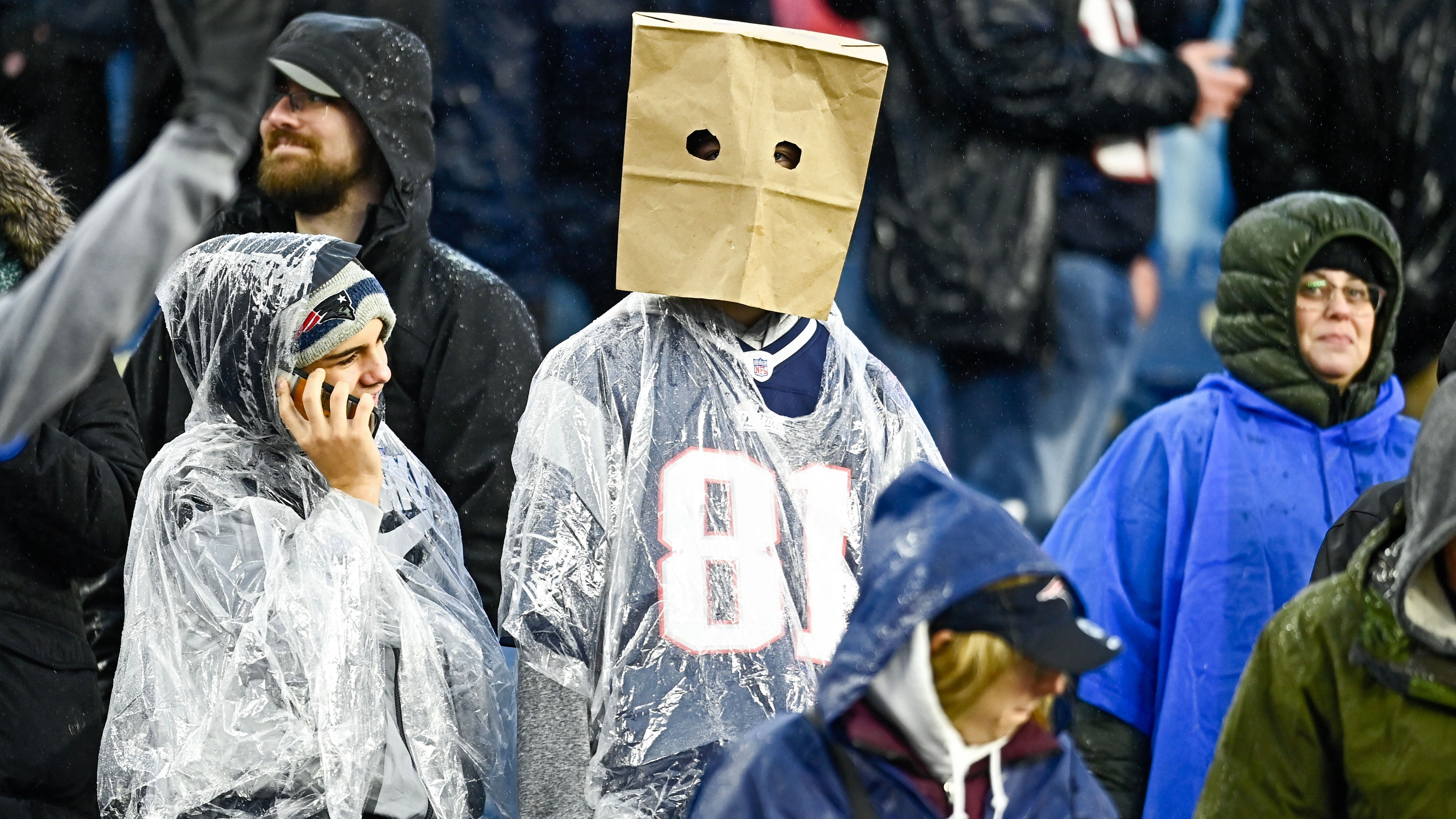 <strong>Verlierer: Alle, die für Chargers @ Patriots Geld ausgegeben haben</strong><br>Wer sich allen ernstes bei rund drei Grad Celsius und Regen ins Gillette Stadium gestellt hat, um dieses Trauerspiel einer Football-Partie zu sehen, hat unseren Respekt - und unser Mitleid. Wer das Spiel am Fernseher in voller Länge verfolgte, steht scheinbar auf Schmerzen.