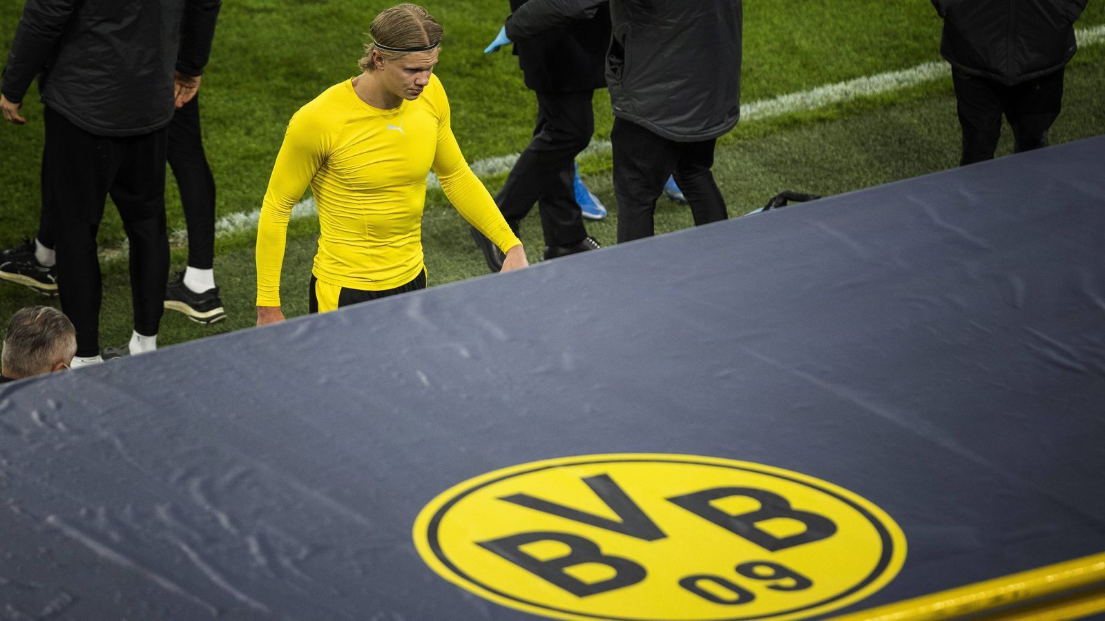 
                <strong>4. Dortmund benötigt Klarheit über die Zukunft von Haaland</strong><br>
                Er hat 53 Spiele für Borussia Dortmund absolviert und 49 Treffer erzielt. Erling Haaland ist der Tor-Garant des BVB. Doch hinter der Zukunft des 20-Jährigen steht ein Fragezeichen. Berater Mino Raiolo sagte bei "Sport1": "Michael Zorc (Sportdirektor von Borussia Dortmund, Anm.d.Red.) hat uns gegenüber klargemacht, dass der BVB Erling in diesem Sommer nicht verkaufen will. Diese Meinung respektiere ich, was aber nicht automatisch heißt, dass ich auch der gleichen Auffassung bin." Dürfte bedeuten: Der Berater könnte einen Transfer forcieren.
              