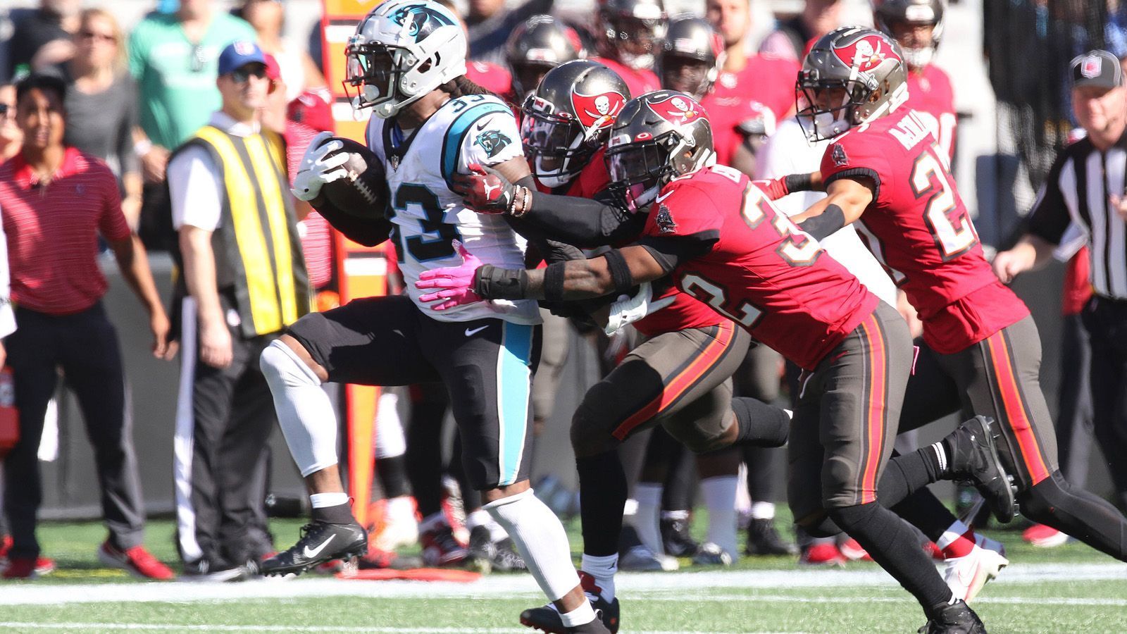 
                <strong>Defense</strong><br>
                Die Defense ist noch das Herzstück der Tampa Bay Buccaneers - doch auch sie kann nicht jedes Spiel perfekt abliefern. Dass sie ausgerechnet gegen die ligaschwächste Offense der Carolina Panthers einbricht, war allerdings nicht zu erwarten. 173 Rushing Yards, angeführt von einem Running-Back-Duo, das zuvor zusammen 76 Yards erlief, ließ die Defense zu. Und auch Carolinas nominal dritter Quarterback P.J. Walker durfte beinahe unangetastet für 173 Yards und zwei Touchdowns werfen. Bis auf Lineman Vita Veas einen Sack erzielte kein anderer Lineman auch nur einen Quarterback Hit. Zudem gelang der Bucs-Defense zum dritten Mal in Folge kein Turnover.
              