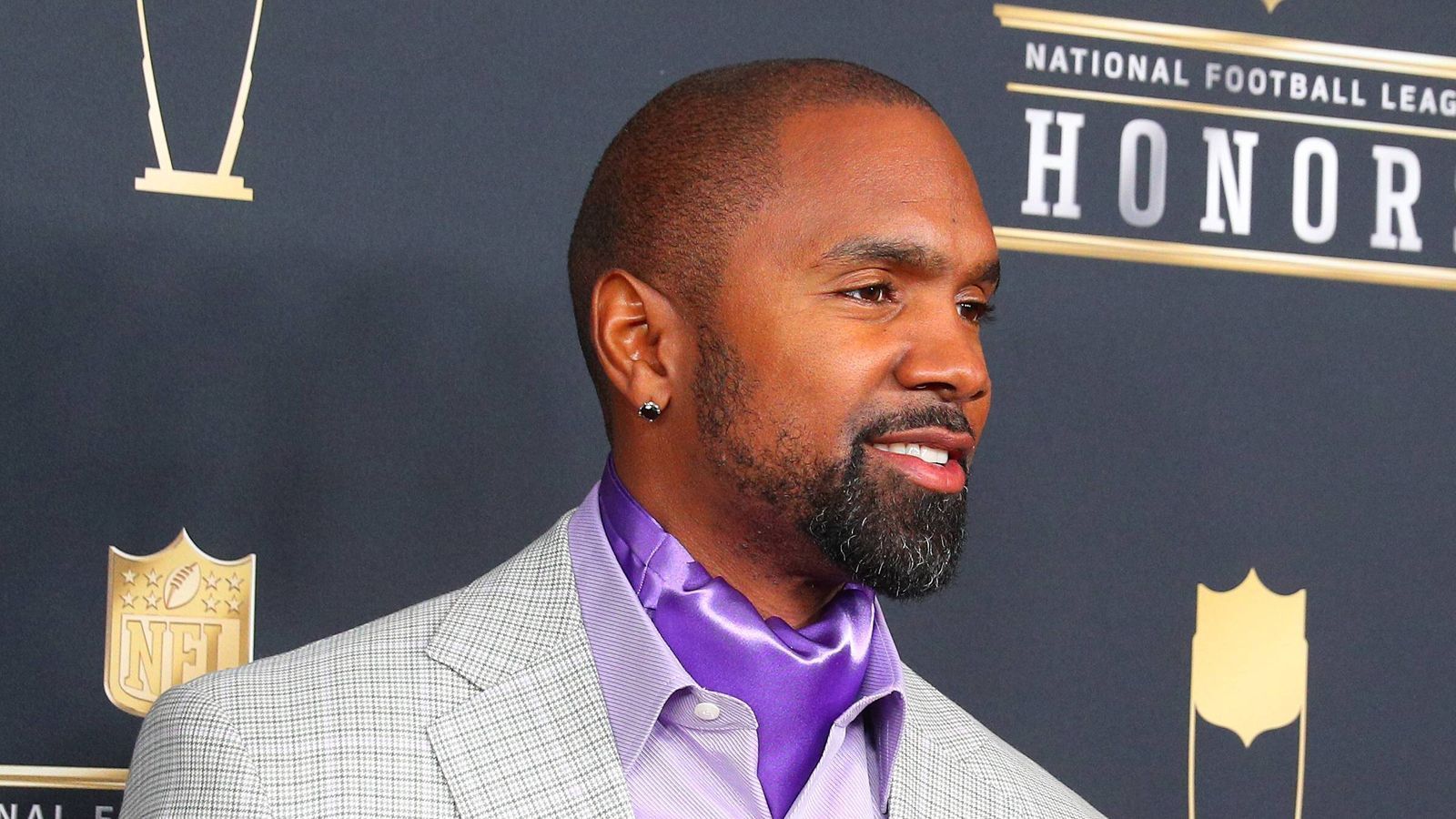 
                <strong>Charles Woodson (Früherer Defensive Back, spielte von 1998 bis 2001 für Gruden)</strong><br>
                "Eines wird sie überraschen: Seine Star-Qualitäten, die er hat, und auch die Beziehung zur Fanbase, die er früher hatte. Er wird auch wieder der populärste Mann an der Seitenlinie. Es wird nicht Derek Carr, sondern Jon Gruden."
              