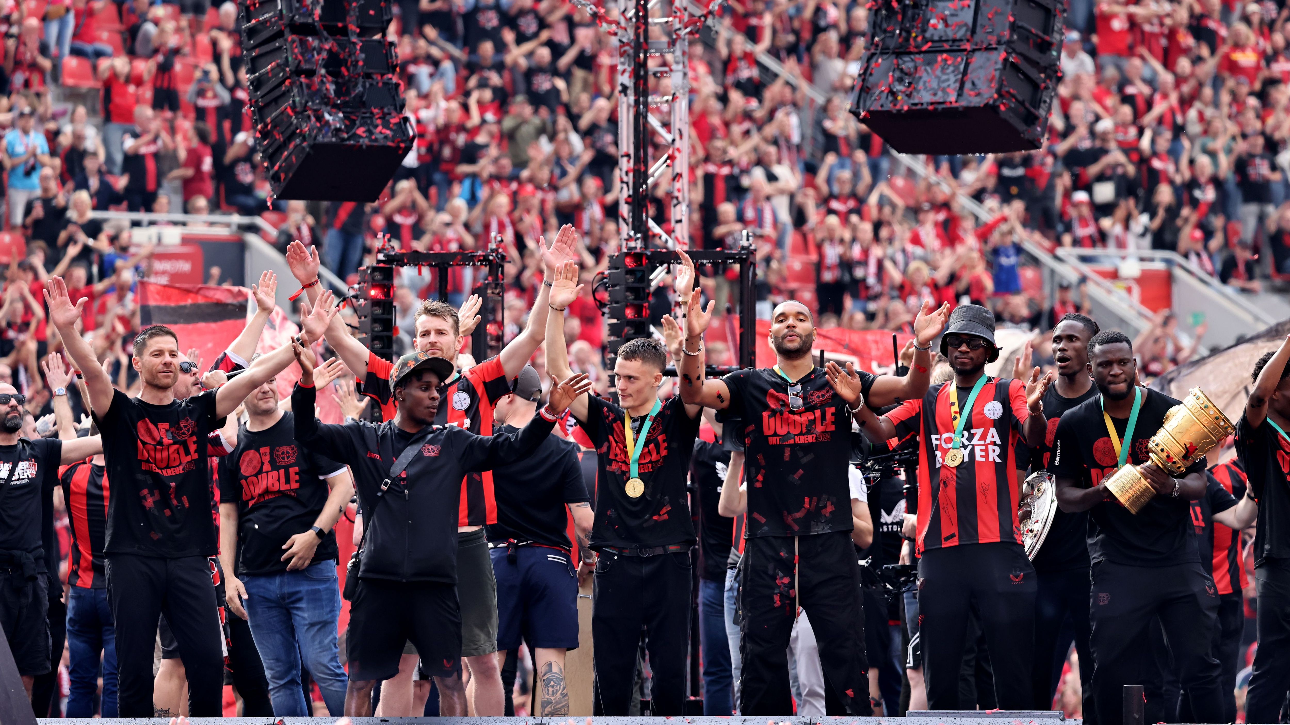 <strong>Bayer Leverkusen feiert den Double-Gewinn</strong><br>Und da sind die Hauptpersonen! Stolz präsentierte der Double-Sieger seine Trophäen vor der Menschenmenge in der heimischen BayArena.