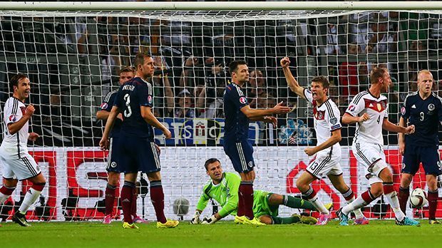 
                <strong>7. September 2014: Deutschland - Schottland 2:1</strong><br>
                Nach der Weltmeisterschaft will das deutsche Nationalteam auch den EM-Titel gewinnen. Doch die Qualifikation lief härter als gedacht - Deutschland musste bis zum Schluss zittern. ran.de blickt auf die zehn Spiele der EM-Qualifikation zurück.
              