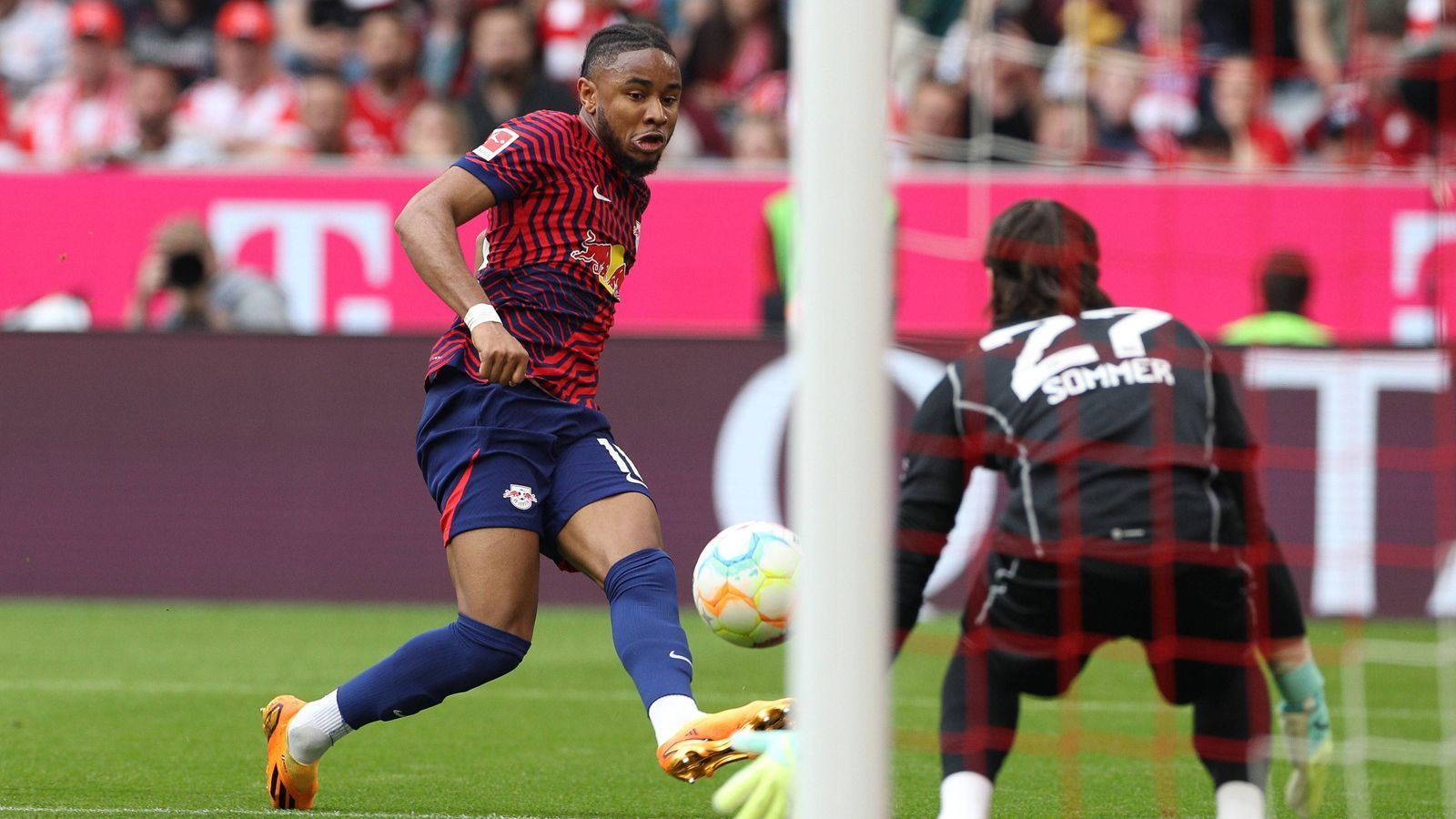 
                <strong>Christopher Nkunku (RB Leipzig) </strong><br>
                Auch der angeblich schon als Chelsea-Neuzugang feststehende Franzose übt sich lange in vornehmer Zurückhaltung. Nur eine gute Aktion, als er an Sommer scheitert (35.).  Dreht ebenfalls nach der Pause auf, als er zunächst das 1:1 einleitet und dann den Elfmeter zum 2:1 gegen Pavard rausholt und sicher verwandelt (76.). Verpasst freistehend vor Sommer die Entscheidung (84.). ran-Note: 2
              