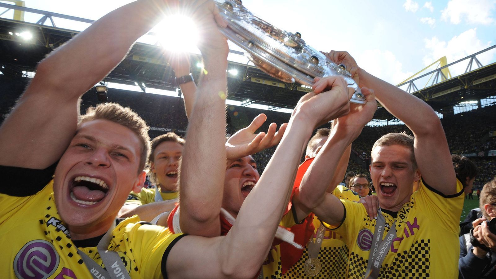 
                <strong>30. April 2011: Deutscher Meister schon im ersten Jahr</strong><br>
                Nicht einmal ein Jahr ist der Pole in Dortmund und feiert schon seine erste Deutsche Meisterschaft mit dem BVB. Der 2:0-Sieg gegen Nürnberg besiegelt den Triumph, den der Rechtsverteidiger ganz entscheidend mitprägt.
              