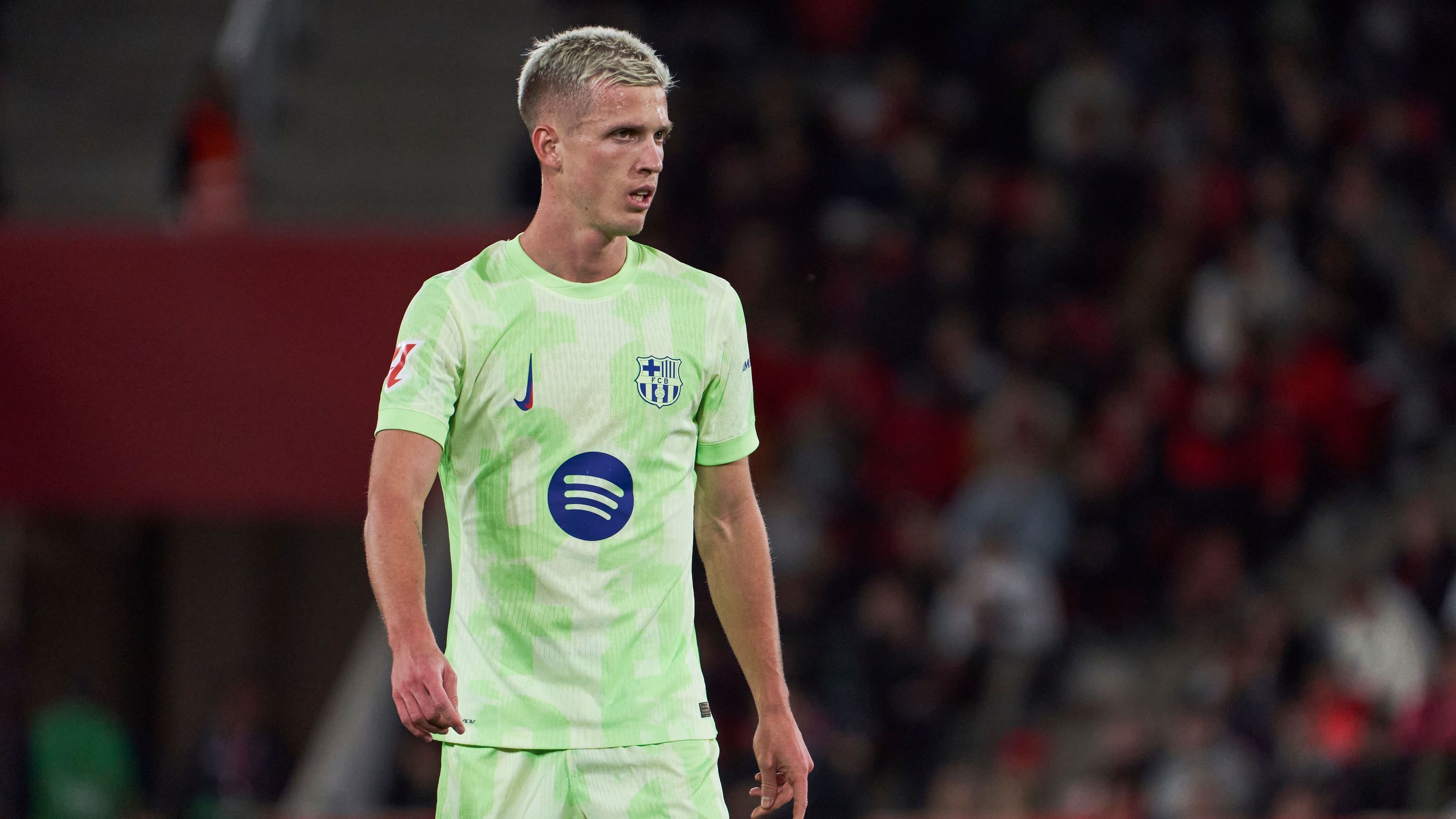 <strong>Dani Olmo (FC Barcelona)</strong><br>Die AC Mailand bietet dem FC Barcelona und Dani Olmo im Registrierungs-Debakel offenbar einen fast schon selbstlosen Ausweg an. Laut "Corriere della Sera" ist Milan bereit, den 26-Jährigen für nur sechs Monate zu verpflichten, damit er im Sommer ablösefrei zu seinem Herzensklub zurückkehren könnte. Das Angebot gelte für den Fall, dass Barcelona den Kampf um die Spielerlaubnis vor Gericht verlieren sollte.