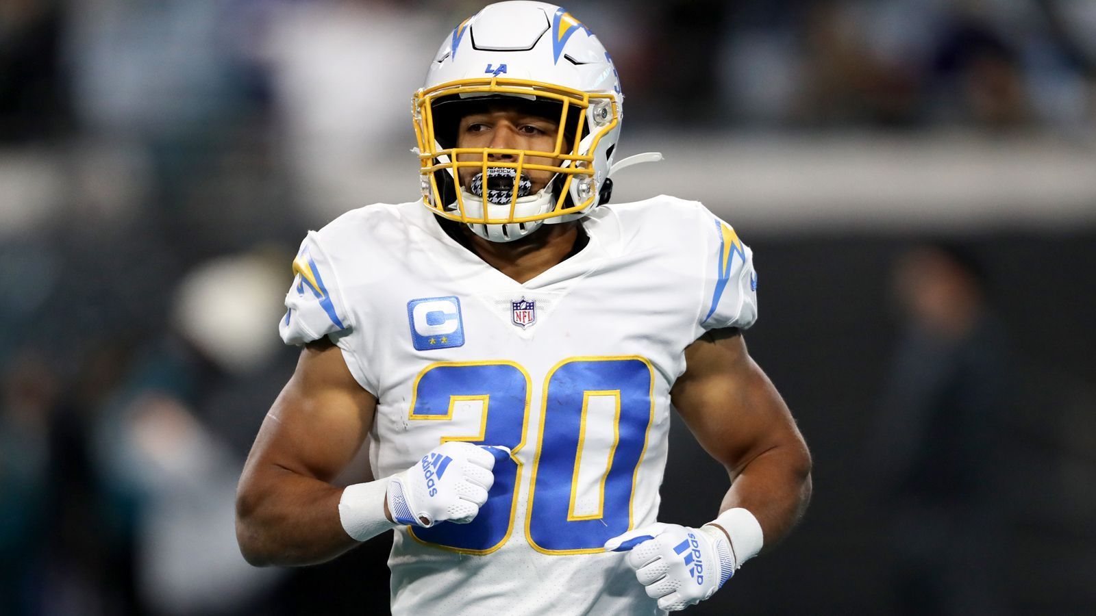 
                <strong>Austin Ekeler verlässt die Chargers</strong><br>
                Cincinnati Bengals. Ja, unser Ernst. Running Back Joe Mixon bereitet abseits des Platzes aktuell viele Kopfschmerzen. Sportlich ist er stark, aber sollten diese Probleme nicht aufhören, könnten die Bengals sich umsehen. Zudem: Cutten/Werden die Bengals Mixon nach dem ersten Juni los, sparen sie sich zehn Millionen Dollar an Cap Space. Da Austin Ekeler von den Los Angeles Chargers auf der Suche nach einem neuen Team ist, könnte das Burrow-Team einen guten RB, der Sorgenfalten erzeugt, mit einem dual-threat-RB ersetzen, der gut in die Offense passt. Sollten die Chargers für keinen Tausch bereit sein, müssten die Chargers mit Picks locken. Vorausgesetzt sie trennen sich von Problemkind Mixon. 
              
