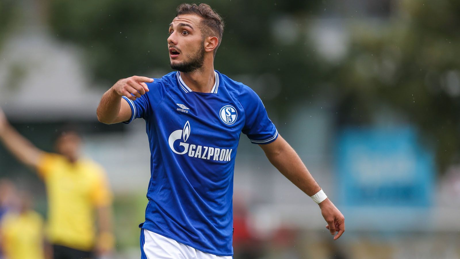 
                <strong>Stürmer: Ahmed Kutucu</strong><br>
                Das Eigengewächs von Schalke hat seine Torgefährlichkeit bereits unter Beweis gestellt. In den vergangenen beiden Spielzeiten erzielte der 20-jährige türkische Nationalspieler fünf Tore in der Bundesliga. In der Winterpause wurde er an den niederländischen Erstligisten Heracles Almelo verliehen. Im Sommer kehrt Kutucu zurück und steht dann noch ein Jahr bei Schalke unter Vertrag.    
              