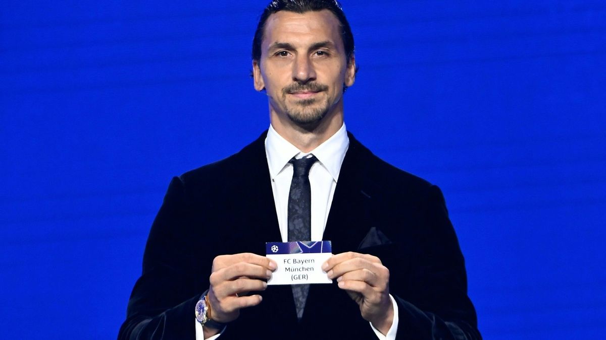 Zlatan Ibrahimovic mit dem Los von Bayern München