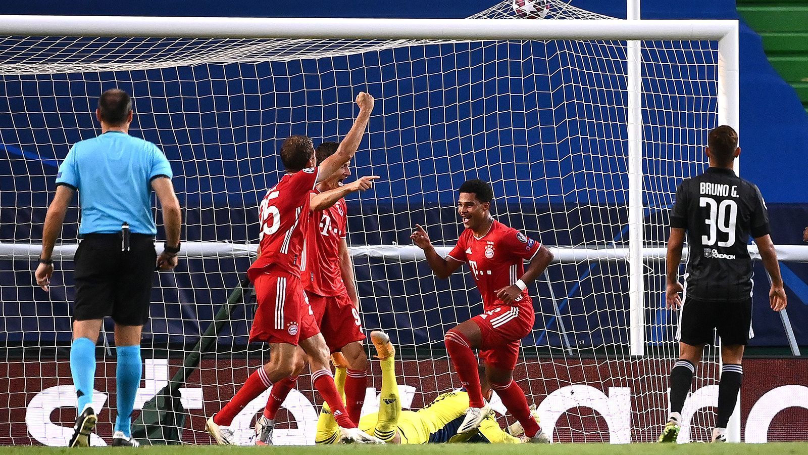 
                <strong>Einzelkritik zum Champions-League-Halbfinale FC Bayern gegen Olympique Lyon</strong><br>
                Der FC Bayern steht im Finale der Champions League! Das 3:0 gegen Olympique Lyon war allerdings ein hartes Stück Arbeit. Wir haben den FCB benotet.
              