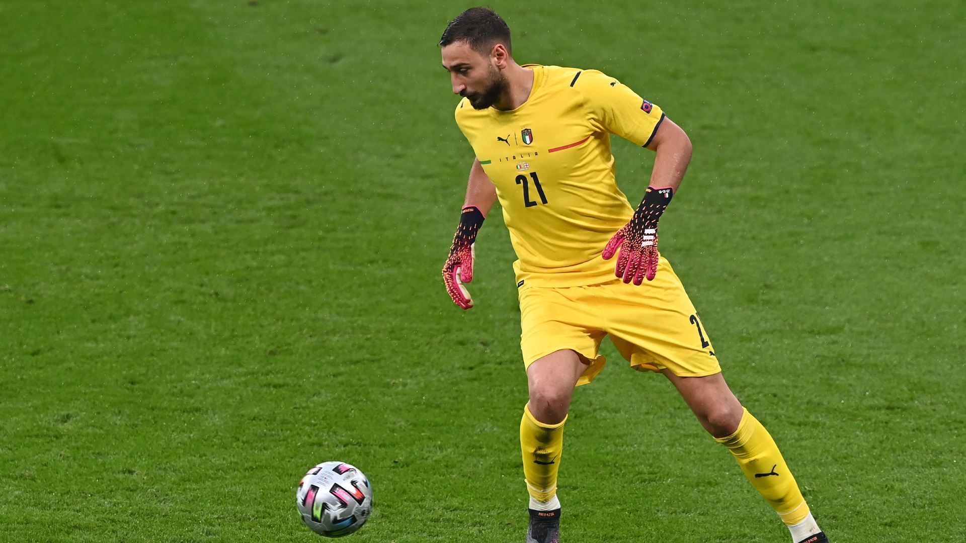 
                <strong>Gianluigi Donnarumma (Italien)</strong><br>
                Chancenlos beim 0:1. Hielt danach in der regulären Spielzeit, was zu halten war. Wurde aber nur selten geprüft. Flog in der Verlängerung an einem Ball vorbei, was ohne Folgen blieb. Parierte im Elfmeterschießen gegen Sancho und dann den entscheidenden Elfer von Saka. ran-Note: 1
              