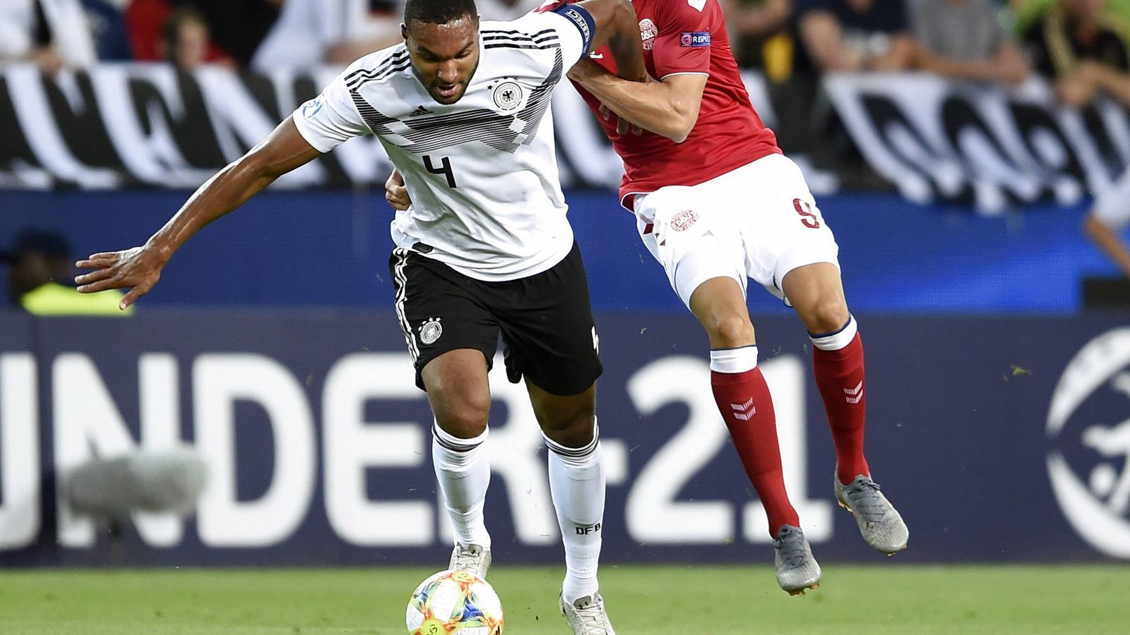 
                <strong>Jonathan Tah</strong><br>
                Zunächst wackelt auch der Kapitän, findet aber schnell zu seiner Sicherheit. Mit seiner Robustheit und der schon verkörperten Routine löst Tah viele Aufgaben. So fungiert der Leverkusener als Stabilisator einer nicht immer sattelfesten Abwehr. ran-Note: 3
              