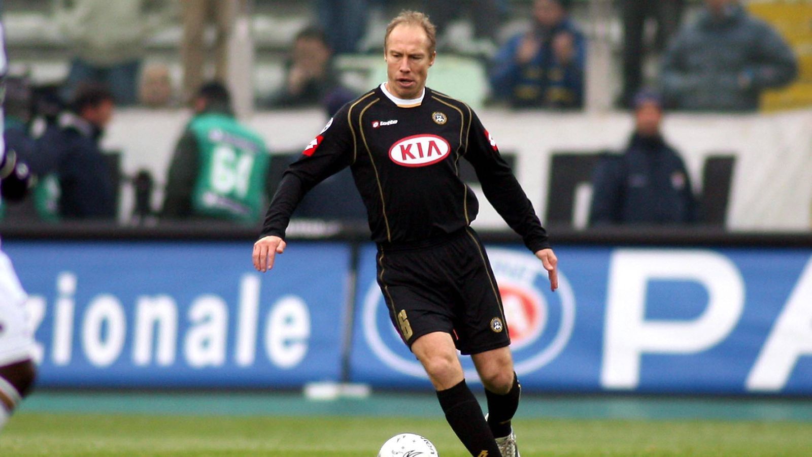 
                <strong>Platz 5: Nestor Sensini</strong><br>
                Verein: Udinese CalcioAlter: 39 Jahre, 2 Monate und 27 Tage
              