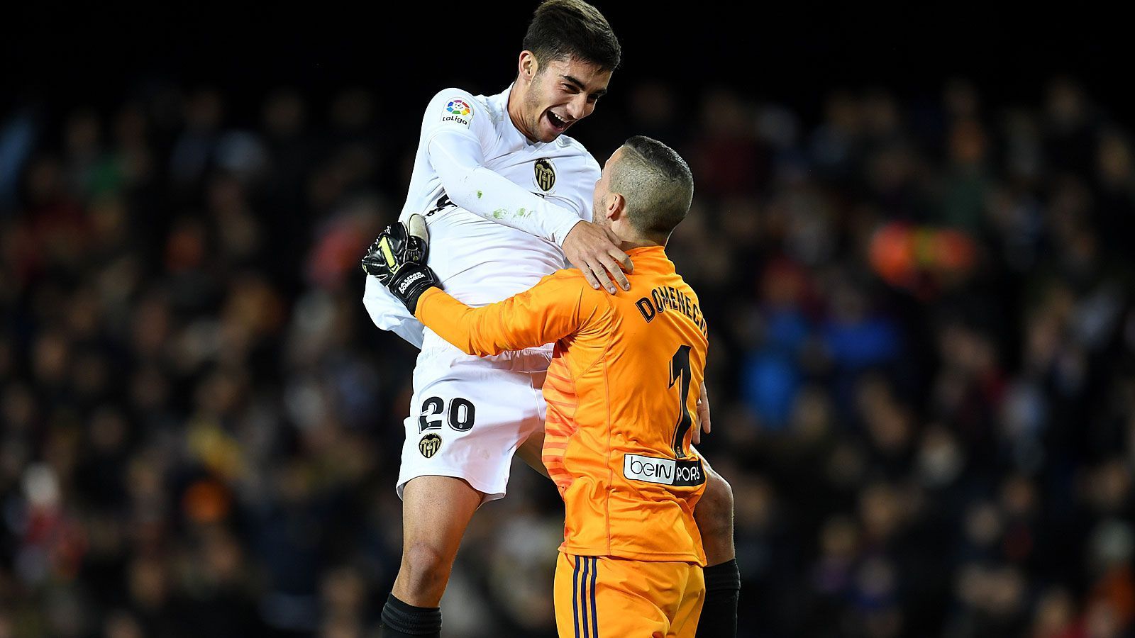 
                <strong>Ferran Torres (l.)</strong><br>
                Geburtstag: 29. Februar 2000Erstes Tor in La Liga: für den FC Valencia beim 2:1 bei Celta Vigo am 19. Januar 2019
              