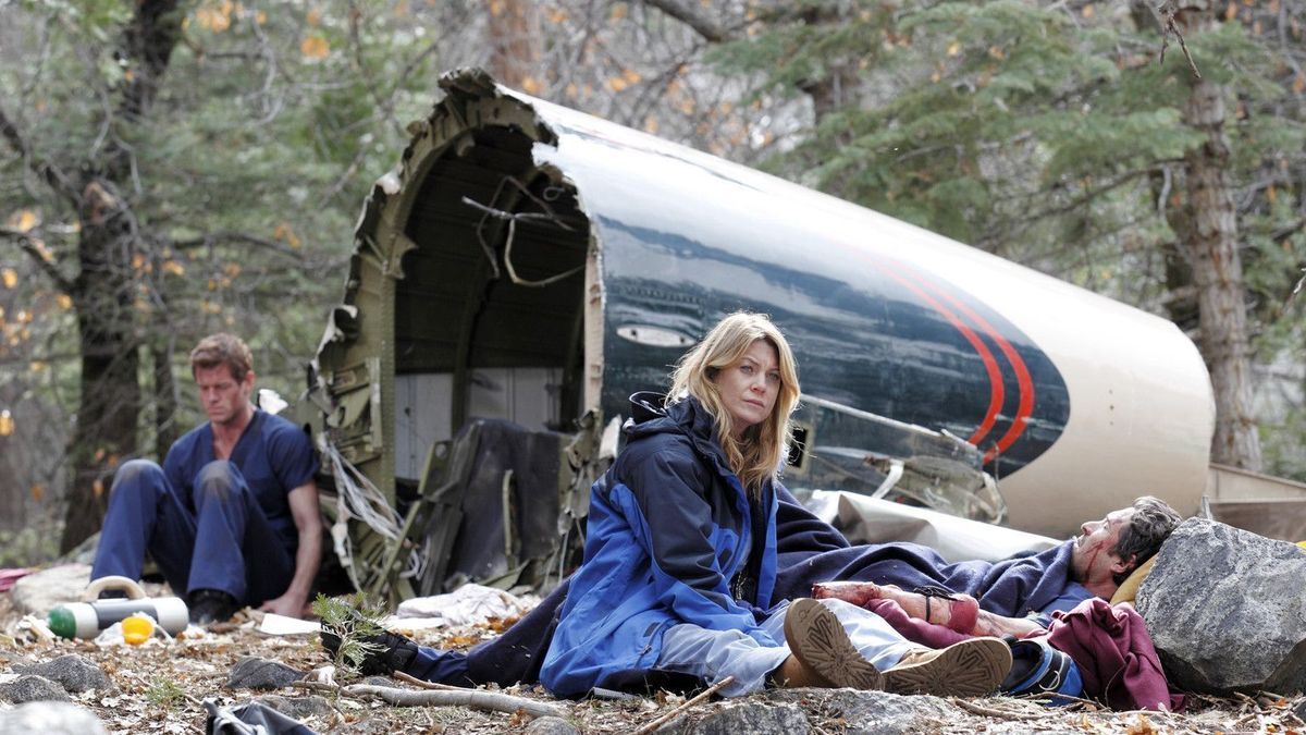Während Mark (Eric Dane, l.), Meredith (Ellen Pompeo, M.) und Derek (Patrick Dempsey, r.) nach ihrem Flugzeugabsturz um ihr Leben kämpfen, ahnt im Seattle Grace noch niemand, was mit ihnen geschehe...
