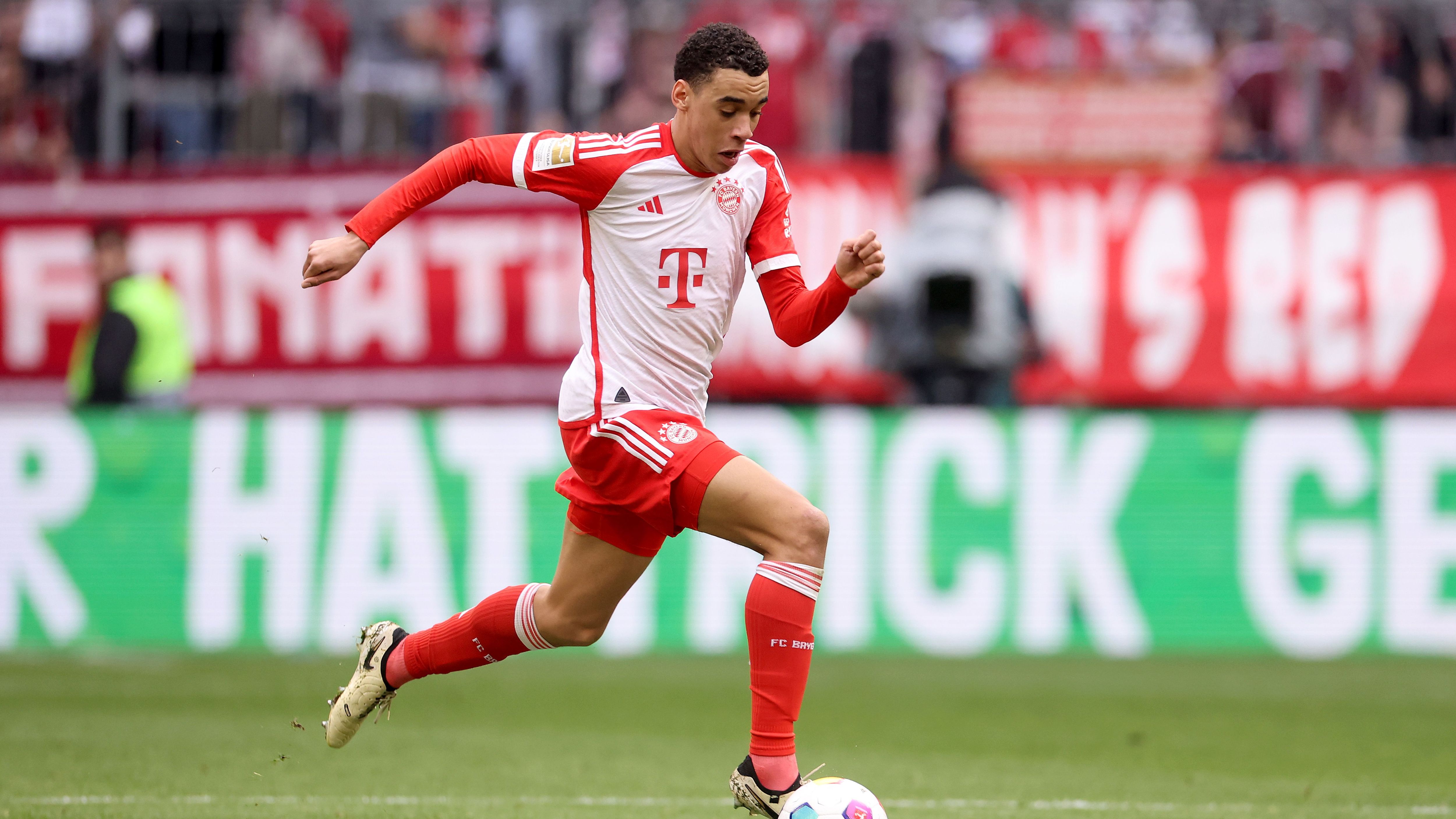 <strong>Jamal Musiala (Offensives Mittelfeld) - sicher dabei</strong><br>Das offensive Mittelfeld ist das Prunktstück der DFB-Elf. Jamal Musiala ist selbstverständlich gesetzt. Zwar hatte der Bayern-Youngster im Winter mit einem kleinen Leistungstief zu kämpfen, mittlerweile ist er aber längst wieder in Topform. Genau zu richtigen Zeitpunkt.