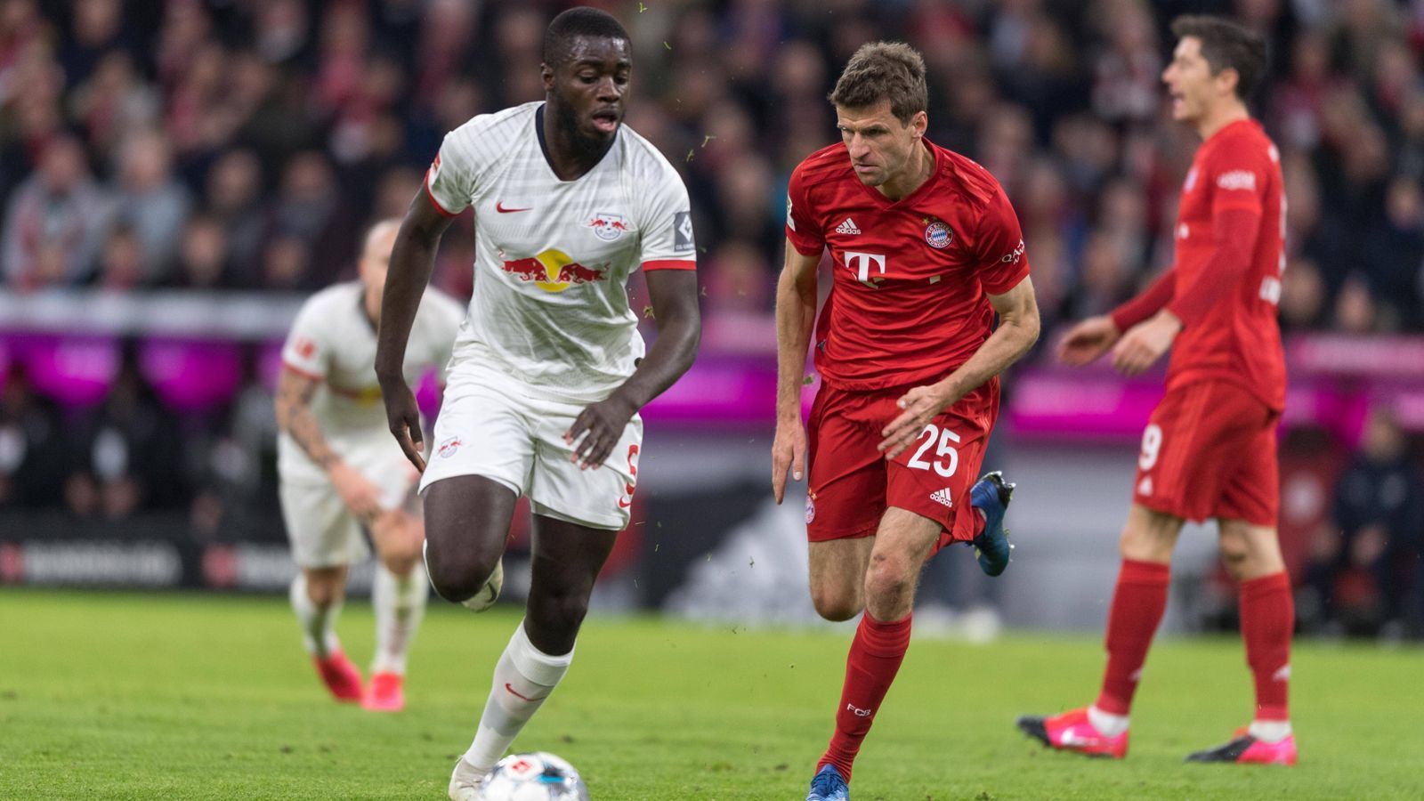 
                <strong>Dayot Upamecano (RB Leipzig)</strong><br>
                Der Abwehrchef muss von Anfang an ausbügeln, wenn sich seine Nebenleute zu schnell ausspielen lassen. Lewandowskis Schuss aus kurzer Distanz blockt der Franzose ab, bei der dicken Chance des Polen unterläuft ihm erst ein Stellungsfehler, dann rettet Upamecano gerade noch. ran-Note: 2
              