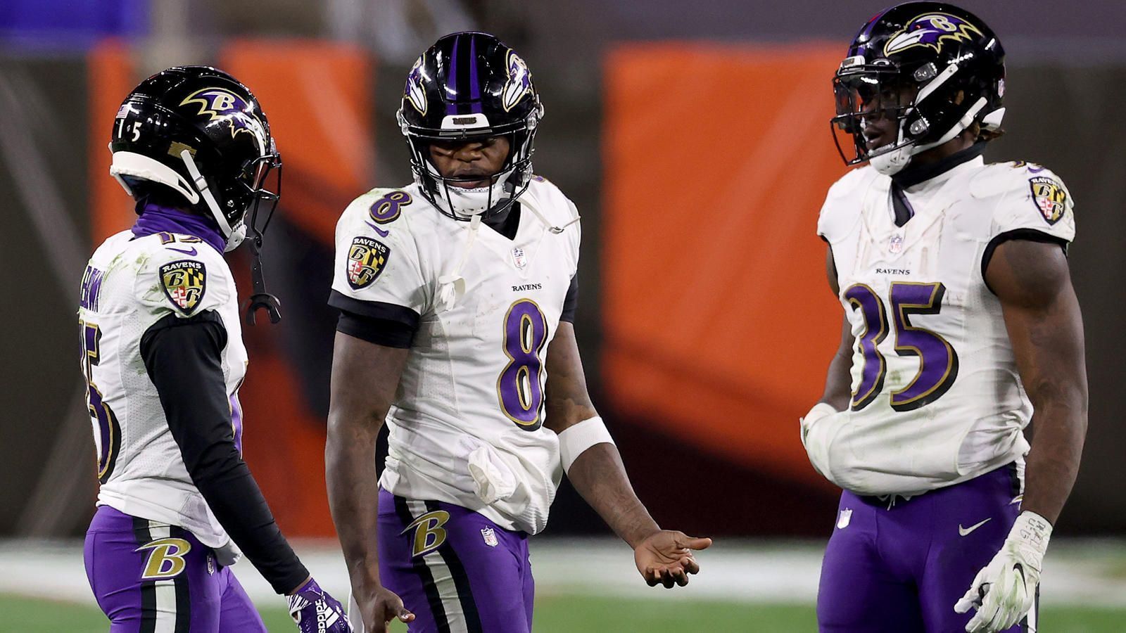 
                <strong>Platz 6: Baltimore Ravens (11-5)</strong><br>
                Ein Team mit schwacher Verteidigung gegen den Lauf ist ein gefundenes Fressen für die Baltimore Ravens. Satte 404 Rushing Yards drückten die Ravens den Cincinnati Bengals in Woche 17 rein, insgesamt schafften die Ravens über die Saison 5,3 Yards pro Laufversuch, die meisten in der Liga. Zusätzlicher Ansporn dürfte das Playoff-Spiel gegen die Tennessee Titans (LIVE am Sonntag ab 19:05 Uhr auf ProSieben und ran.de) aus dem vergangenen Jahr sein. Dort wurden die Ravens im heimischen Stadion von Derrick Henry zerstört, das will Headcoach John Harbaugh keinesfalls ein zweites Mal zulassen.
              