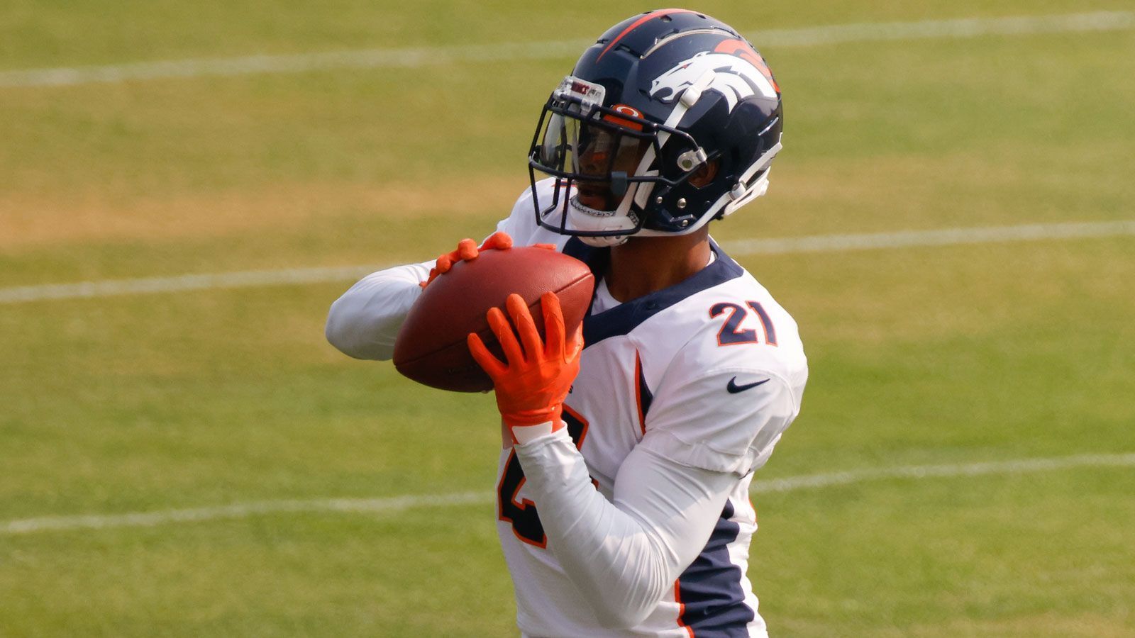 
                <strong>Top-Deals 2017</strong><br>
                Cornerback A.J. Bouye (Foto) ging 2017 zu den Jacksonville Jaguars und sicherte sich einen Fünfjahres-Vertrag, der ihm bis zu 67,5 Millionen Dollar einbringen konnte (26 Millionen Dollar garantiert). Knapp hinter Bouye liegt ebenfalls ein Cornerback - Stephon Gilmore war den New England Patriots für fünf Jahre 65 Millionen Dollar wert (40 Millionen Dollar garantiert). Der dritte Rang geht an Defensive End Calais Campbell, der sich für vier Jahre den Jacksonville Jaguars anschloss und sich seine Dienste 60 Millionen Dollar kosten ließ (30 Millionen Dollar garantiert).
              