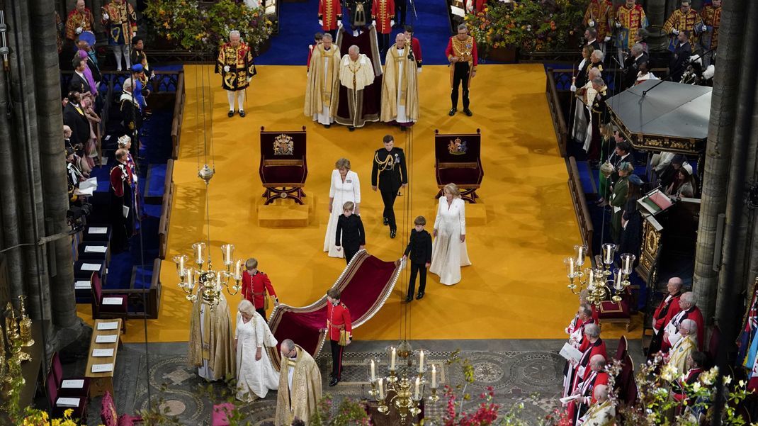 König Charles III. und Königin Camilla ziehen sich nach der Krönung zurück.