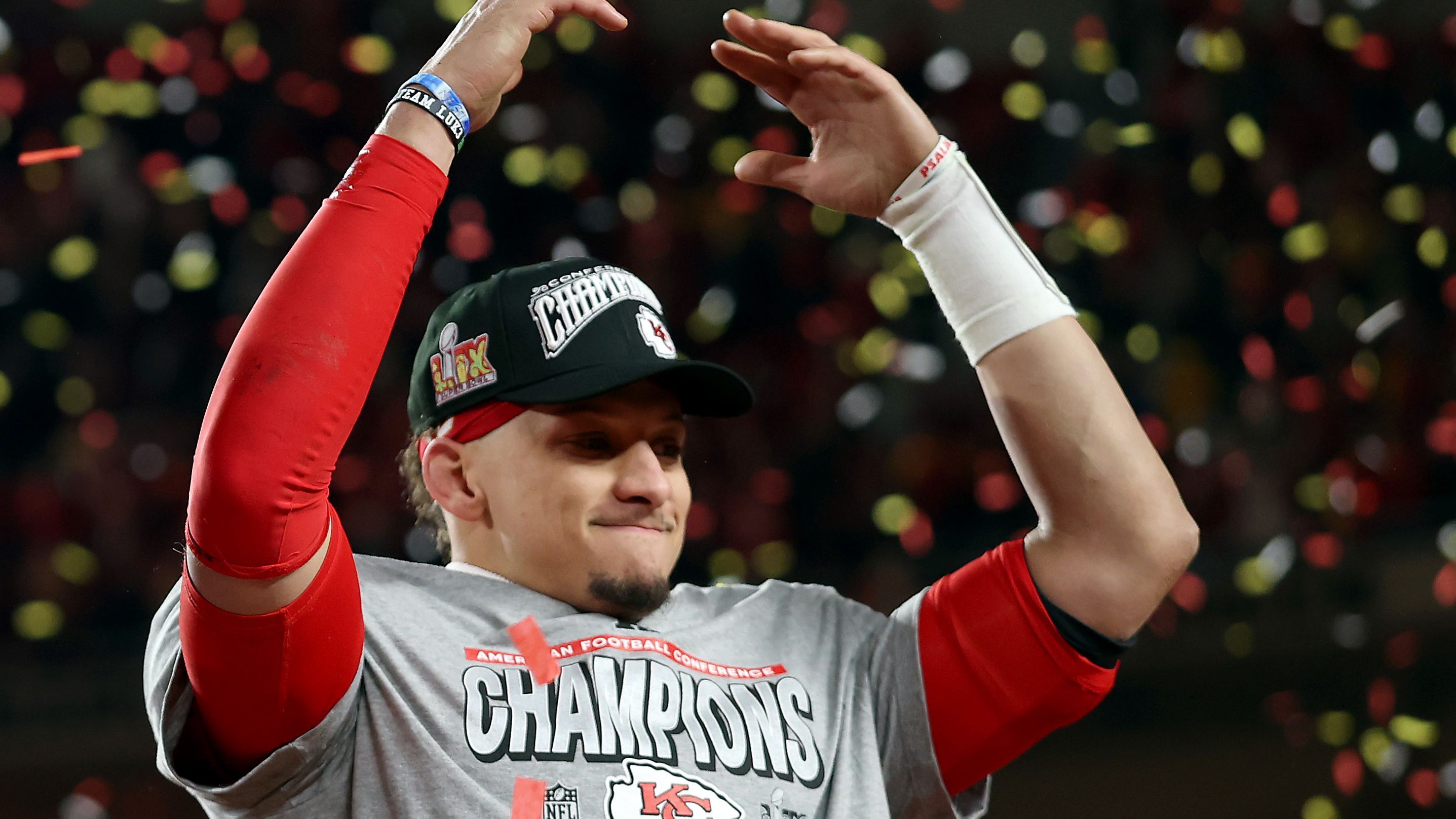 <strong>Und nach den ersten sieben Jahren?</strong><br>Patrick Mahomes kann durch einen Sieg im kommenden Super Bowl am 9. Februar auch noch in Sachen Super-Bowl-Titeln an Tom Brady vorbeiziehen - und damit in <strong>ALLEN</strong> Kategorien in Führung gehen! Brady legte allerdings nach seiner Verletzungssaison 2008 bis zu seinem Karriereende nach der Saison 2022 über Jahre hinweg gewaltige Zahlen auf. Darunter …