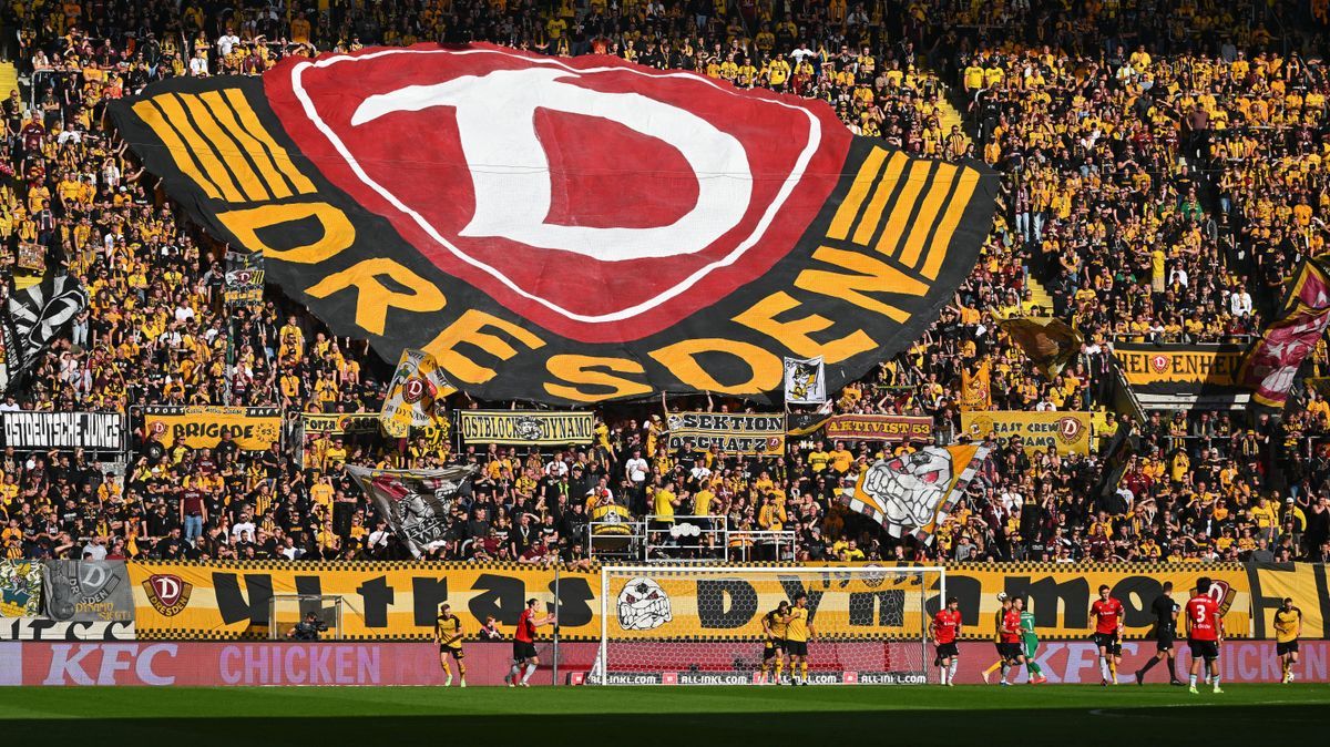 Plakat mit dem Dynamo-Logo im K-Block, Fanblock, Dynamologo, Logo, 26.10.2024, Fussball, GER, Saison 2024 2025, 3. Liga, Dritte Liga, 12. Spieltag, Rudolf-Harbig-Stadion Dresden, SG Dynamo Dresden ...