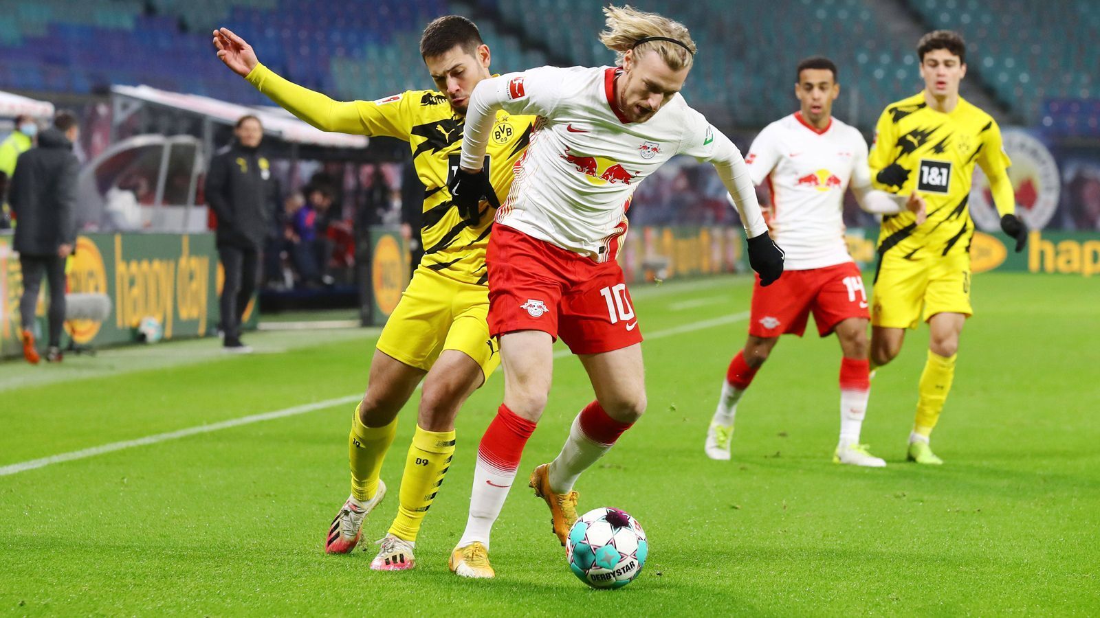 
                <strong>Emil Forsberg</strong><br>
                Gibt in der ersten Halbzeit den zweiten Stürmer neben Poulsen. Sorgt mit seinem bissigen Pressing häufig für Ballgewinne. Im Laufe des Spiels taucht er dann immer mehr unter. Wird in der 61. Minute ausgewechselt. ran.de-Note: 4
              