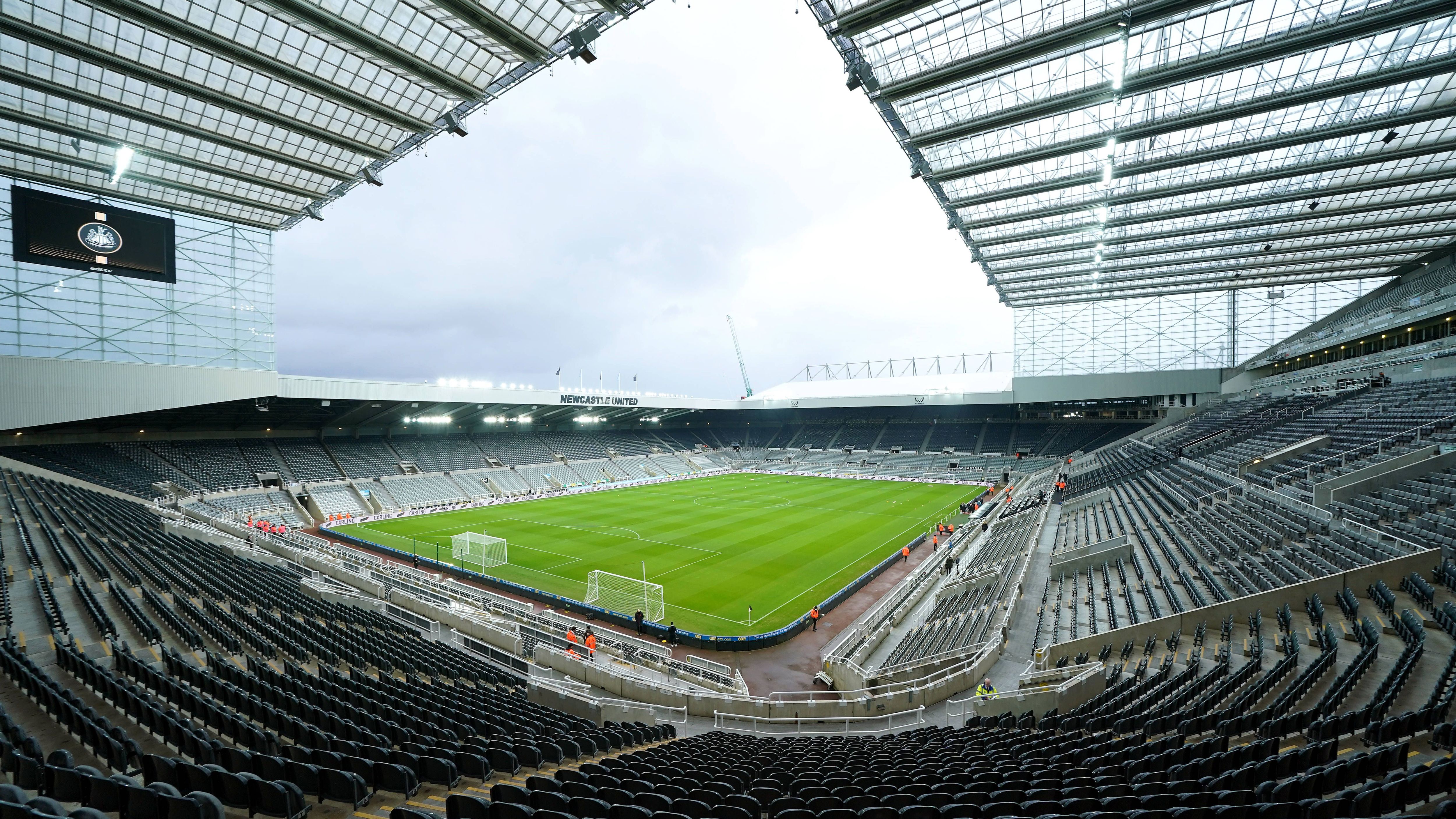 <strong>St James’ Park (Newcastle)</strong><br>Eröffnet: 1892 (letzte Renovierung: 2000)<br>Kapazität: 52.305 Plätze<br>Heimspielstätte von: Newcastle United