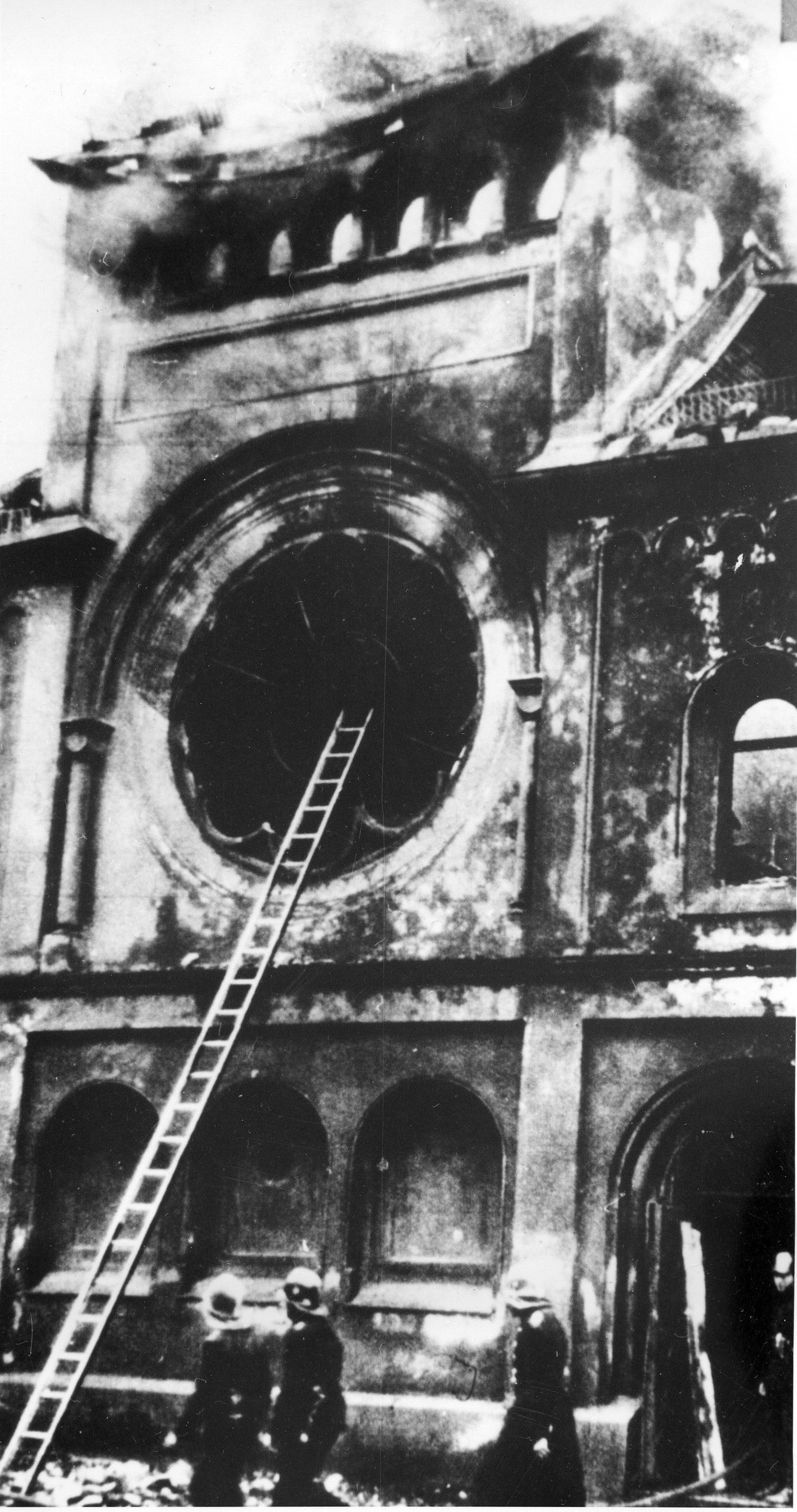 Feuerwehrleute vor der Synagoge in der Fasanenstraße, Berlins größtem Haus der Jüdischen Gemeinde, nachdem die Nationalsozialisten es in der Pogromnacht vom 9. auf den 10. November 1938 in Brand gesteckt hatten. 
