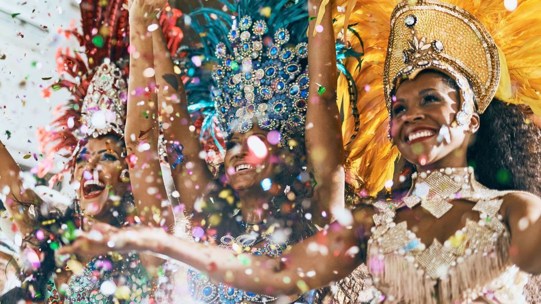 Wie viele Strasssteinchen wohl jährlich verarbeitet werden? Der Karneval in Rio de Janeiro ist laut, bunt und glitzert!