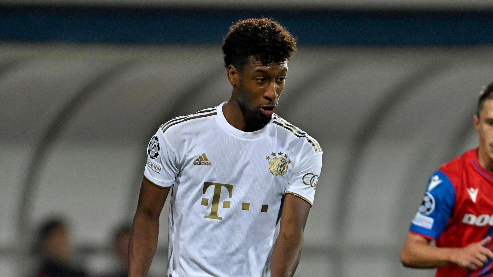 
                <strong>Kingsley Coman</strong><br>
                Gibt die Vorlage zum 2:0 und leitet mit seinen Dribblings viele Bayern-Angriffe ein. Kombiniert sich immer wieder gut mit den Mitspielern durch und darf dann zur Halbzeit vorzeitig Feierabend machen. ran-Note: 2
              