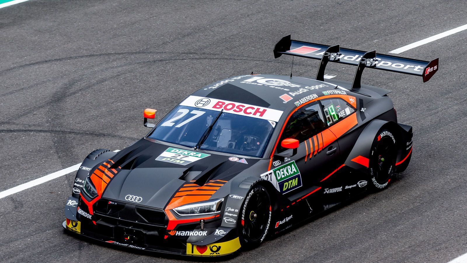 
                <strong>Kundenteam WRT</strong><br>
                Die Strategie der DTM-Dachorganisation ITR sieht vor, dass neben den Werksmannschaften auch Kundenteams in der Rennserie antreten sollen. Das belgische Team WRT macht den Anfang und setzt zwei Audi RS 5 DTM für Fittipaldi und Aberdein ein – ein echtes Juniorteam. Die professionelle WRT-Mannschaft von Ex-Rennfahrer Vincent Vosse (BEL) ist eine seit Jahren etablierte Größe im internationalen Motorsport. WRT hat unter anderem bereits den 24-Stunden-Klassiker von Spa-Francorchamps gewonnen.
              