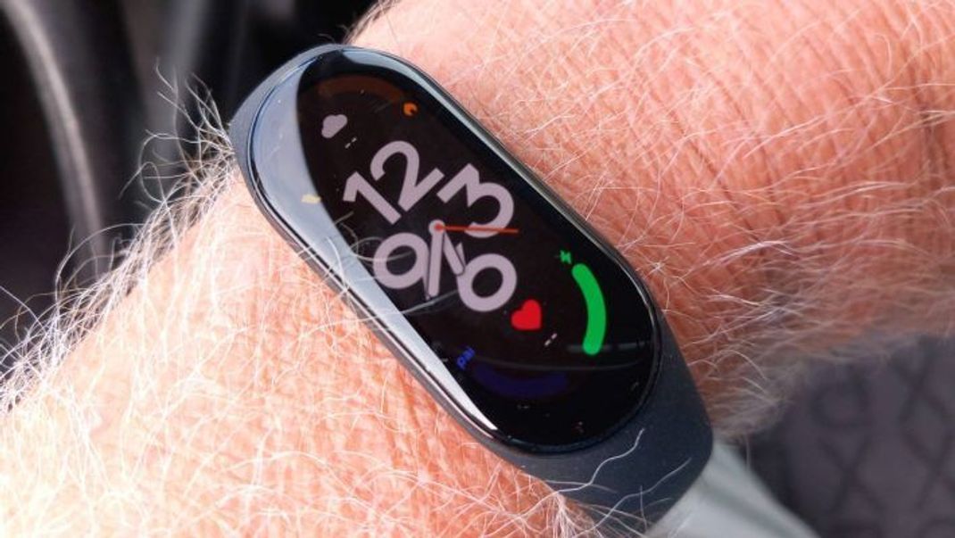 Eine Smartwatch kann dabei helfen, den täglichen Kalorienbedarf zu berechnen.