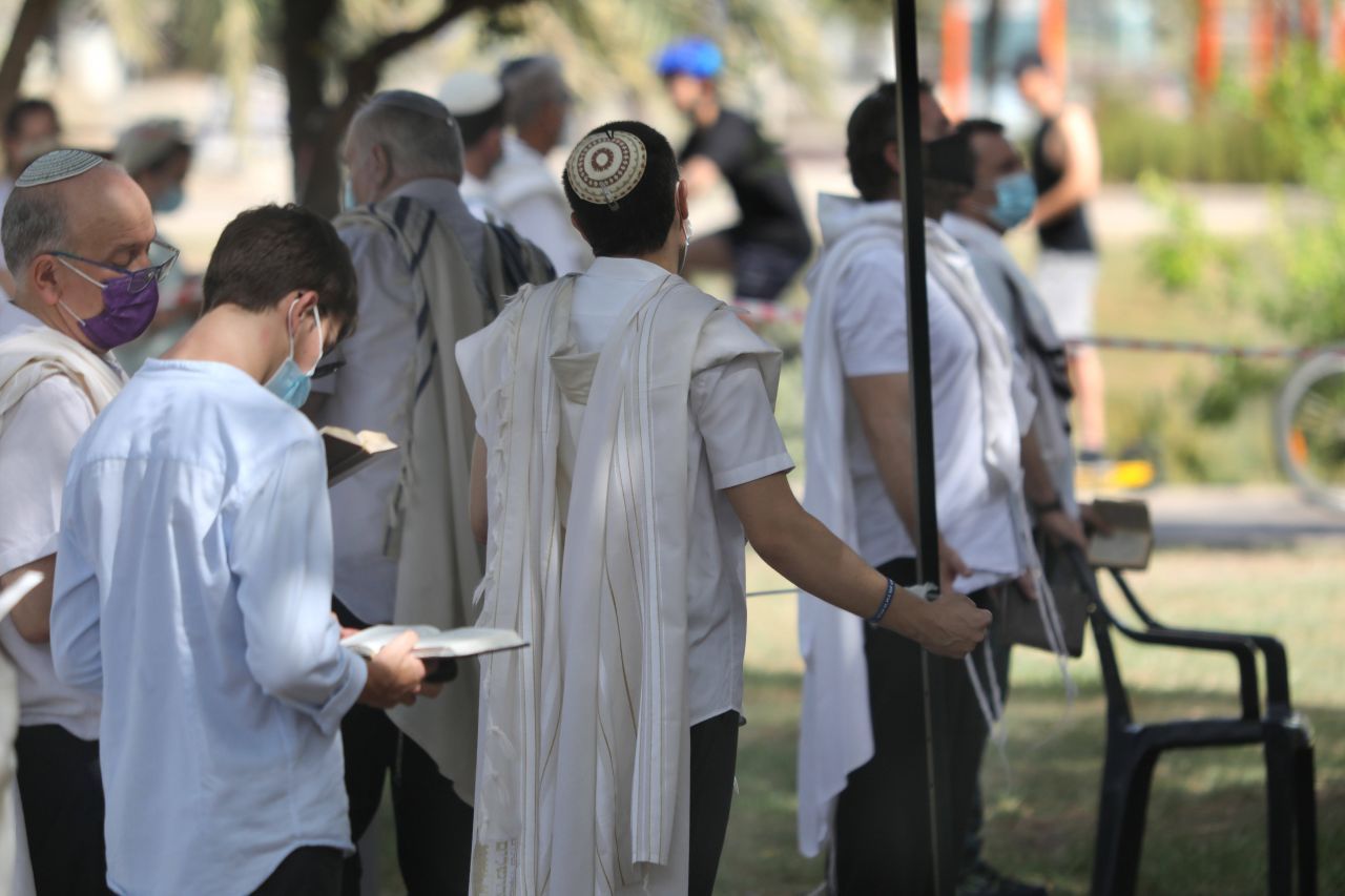 Jom Kippur ist der Tag der Versöhnung. Viele tragen weiß und verbringen den Tag mit Beten. Verboten sind unter anderem Essen, Trinken, Sex und Lederschuhe. 