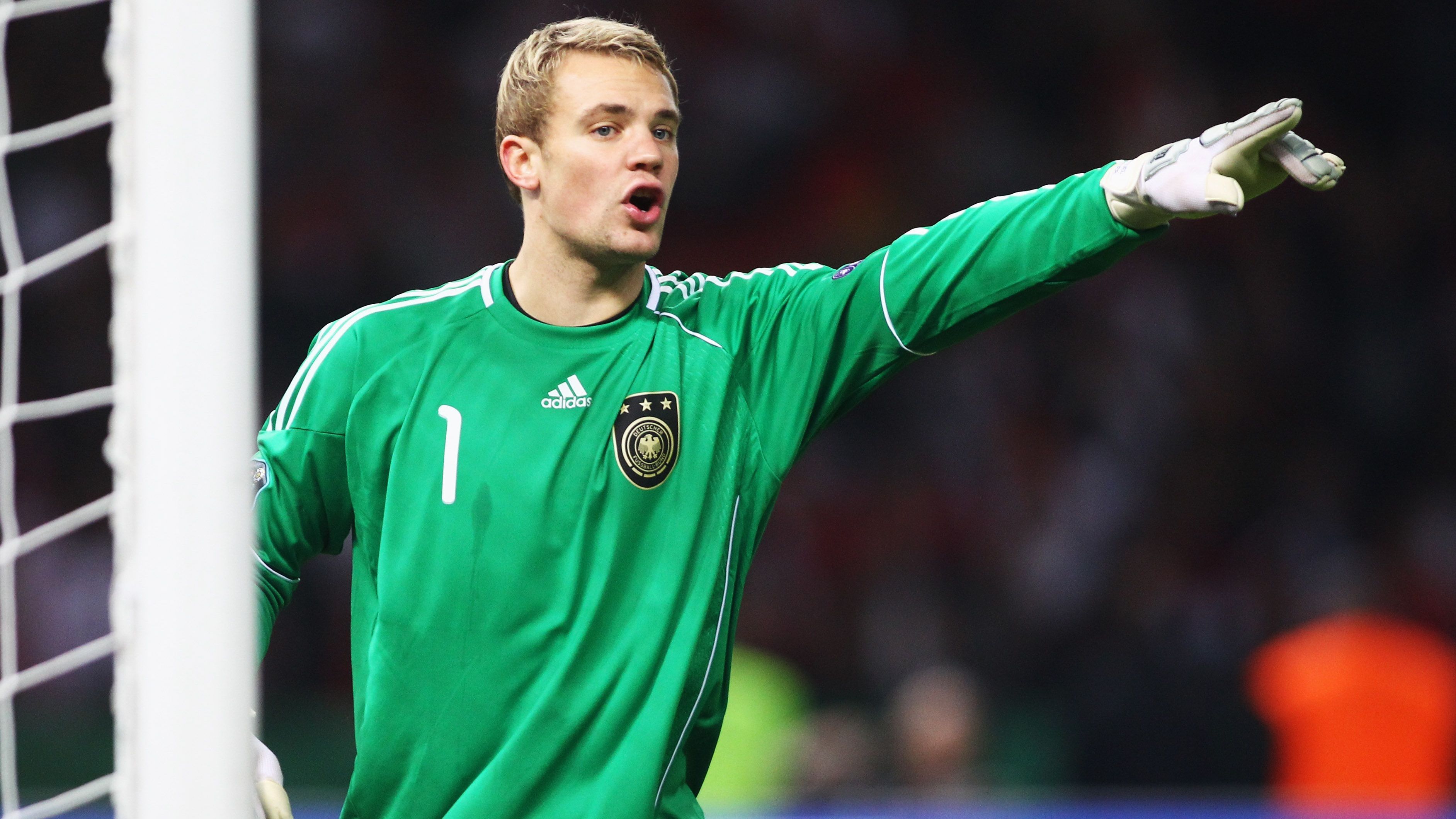 <strong>Tor: Manuel Neuer<br></strong>In seinem damals 14. Länderspiel stand Manuel Neuer gegen die Türkei 2010 in Berlin zwischen den Pfosten. Der damalige Schalker konnte seinen Kasten im Olympiastadion sauber halten, war gut dreieinhalb Jahre später ein wichtiger Faktor bei Deutschlands WM-Titel in Brasilien und gehört bis heute zu den besten Torhütern der Welt.&nbsp;