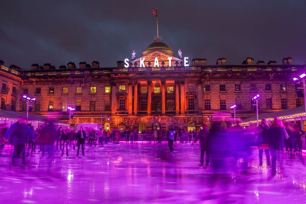 Jedes Jahr herrscht reges Treiben auf den Eislaufflächen in London – wie hier vor dem Somerset House.