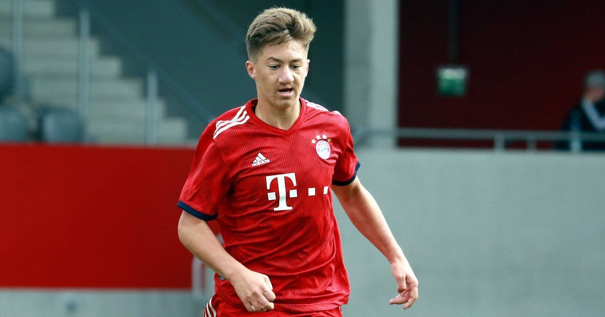 
                <strong>Angelo Stiller</strong><br>
                Der gebürtige Münchner wechselte 2010 vom TSV Milbertshofen zum FC Bayern. Seitdem durchlief Angelo Stiller sämtliche Jugendmannschaften des Rekordmeisters. Vergangene Saison stand der 18-Jährige 23 Mal in der A-Junioren Bundesliga auf dem Platz. Dabei erzielte der deutsche U19-Nationalspieler zwei Treffer und steuerte fünf Vorlagen bei.
              