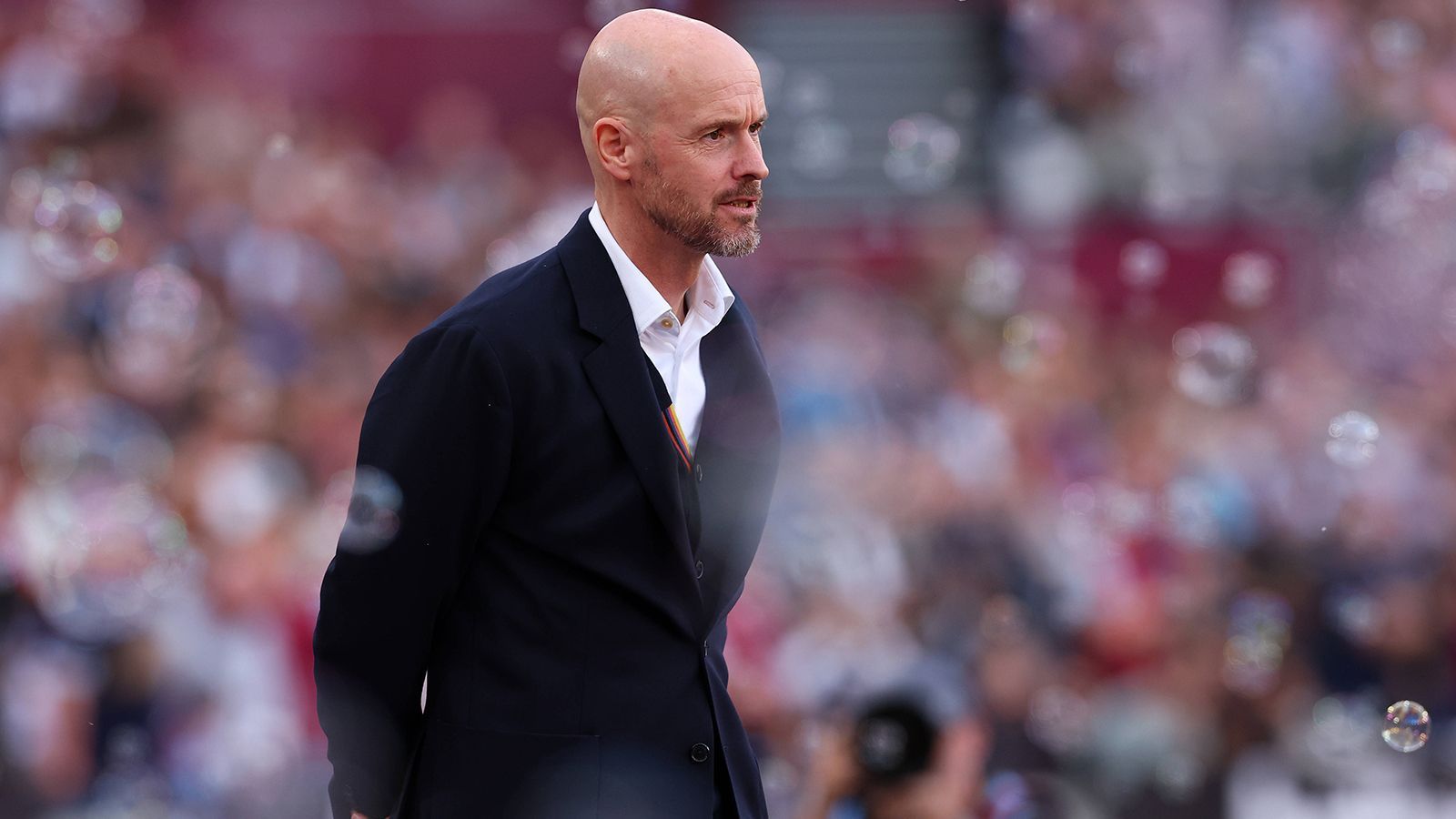 
                <strong>Platz 1: Erik ten Hag, Manchester United – 7,78 Punkte</strong><br>
                Die Nummer Eins im Ranking der sexiesten Fußballtrainer ist Erik ten Hag. Der Trainer von Manchester United gewinnt mit 7,78 Punkten. Bevor er 2022 in das Old Trafford kam, trainierte er viereinhalb Jahre lang Ajax Amsterdam. Der 53-jährige Niederländer war darüber hinaus schon für die zweite Mannschaft des FC Bayern zuständig. Als Spieler kickte er ausschließlich in seinem Heimatland.
              