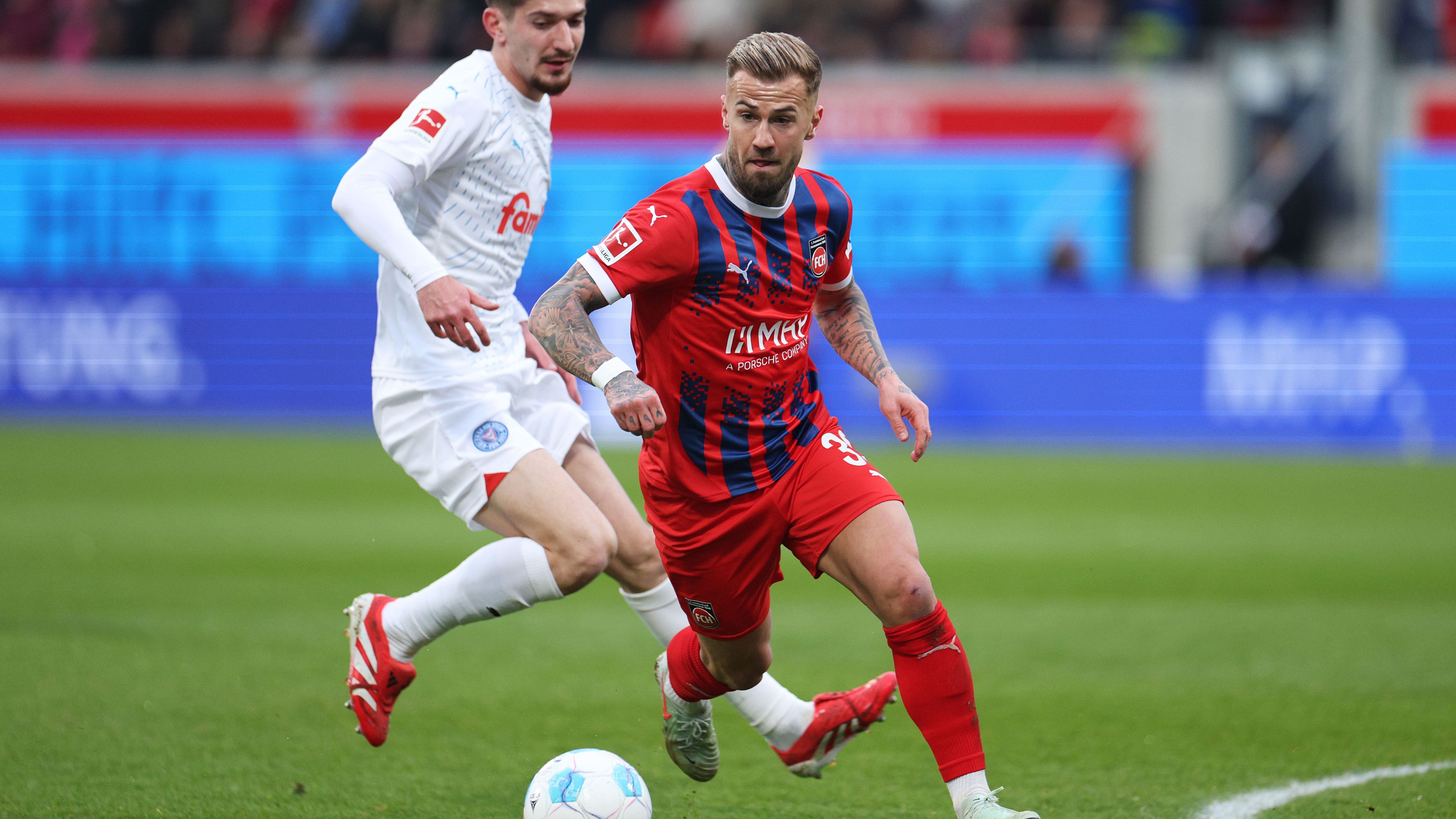 <strong>Niklas Dorsch (FC Augsburg)</strong><br> Das frühere Bayern-Talent Niklas Dorsch durfte bei den Profis des Rekordmeisters nur in einem Pflichtspiel ran, danach sorgte der Mittelfeldspieler in Heidenheim für den Durchbruch im Profifußball. Über die Zwischenstation KAA Gent und Augsburg landete Dorsch im Sommer 2024 erneut in Heidenheim, kämpft dort aber in dieser Saison nur um den Klassenerhalt. Dorsch' Vertrag läuft bis zum 30. Juni 2028.