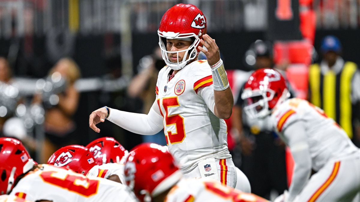 ATLANTA, GA Ð SEPTEMBER 22: Kansas City quarterback Patrick Mahomes (15) gestures at the line of scrimmage during the NFL, American Football Herren, USA game between the Kansas City Chiefs and the ...