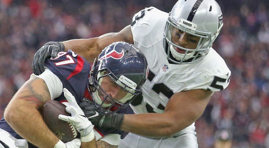 
                <strong>Malcolm Smith (San Francisco 49ers)</strong><br>
                Bittere Nachrichten für die San Francisco 49ers: Malcolm Smith (r.) wird voraussichtlich die komplette Saison verpassen. Der Linebacker, der erst im März von den Raiders kam und einen 26,5 Millionen Dollar Vertrag über fünf Jahre unterschrieben hat, zog sich im Training eine schwere Brustverletzung zu. Vor seinen zwei Spielzeiten bei den Raiders war Smith von 2011 bis 2014 bei den Seahawks unter Vertrag und gewann mit Seattle 2013 den Super Bowl. Durch die Verletzung wird wohl Rookie Reuben Foster mehr Spielanteile bekommen. Aufgrund seiner Schulterprobleme konnten die 49ers ihn noch an Position 31 draften.
              