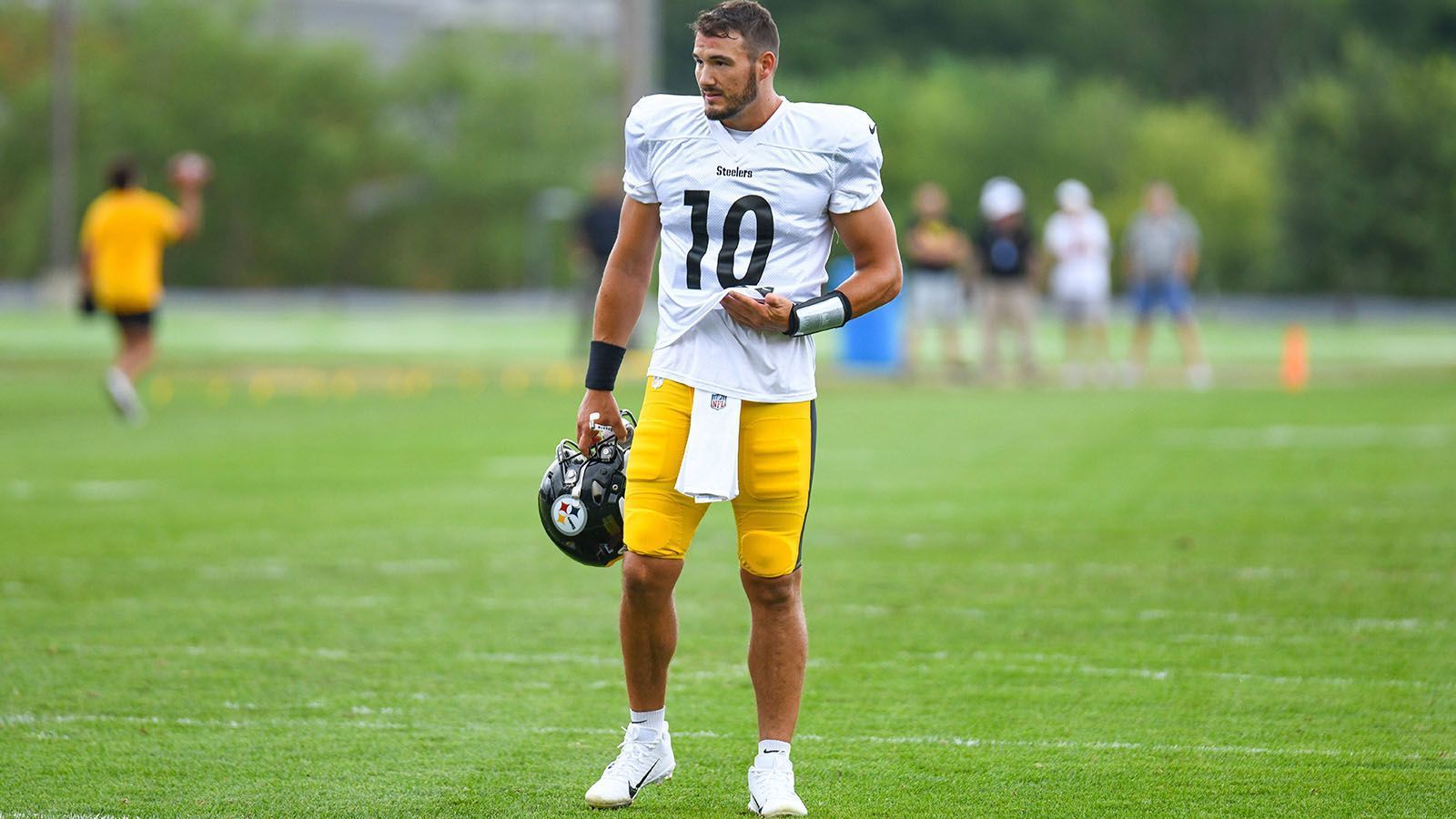 
                <strong>Pittsburgh Steelers mit 16 Siegen und 7 Niederlagen</strong><br>
                2022: 3-02021: 3-12019: 3-12018: 3-12017: 3-12016: 1-3
              
